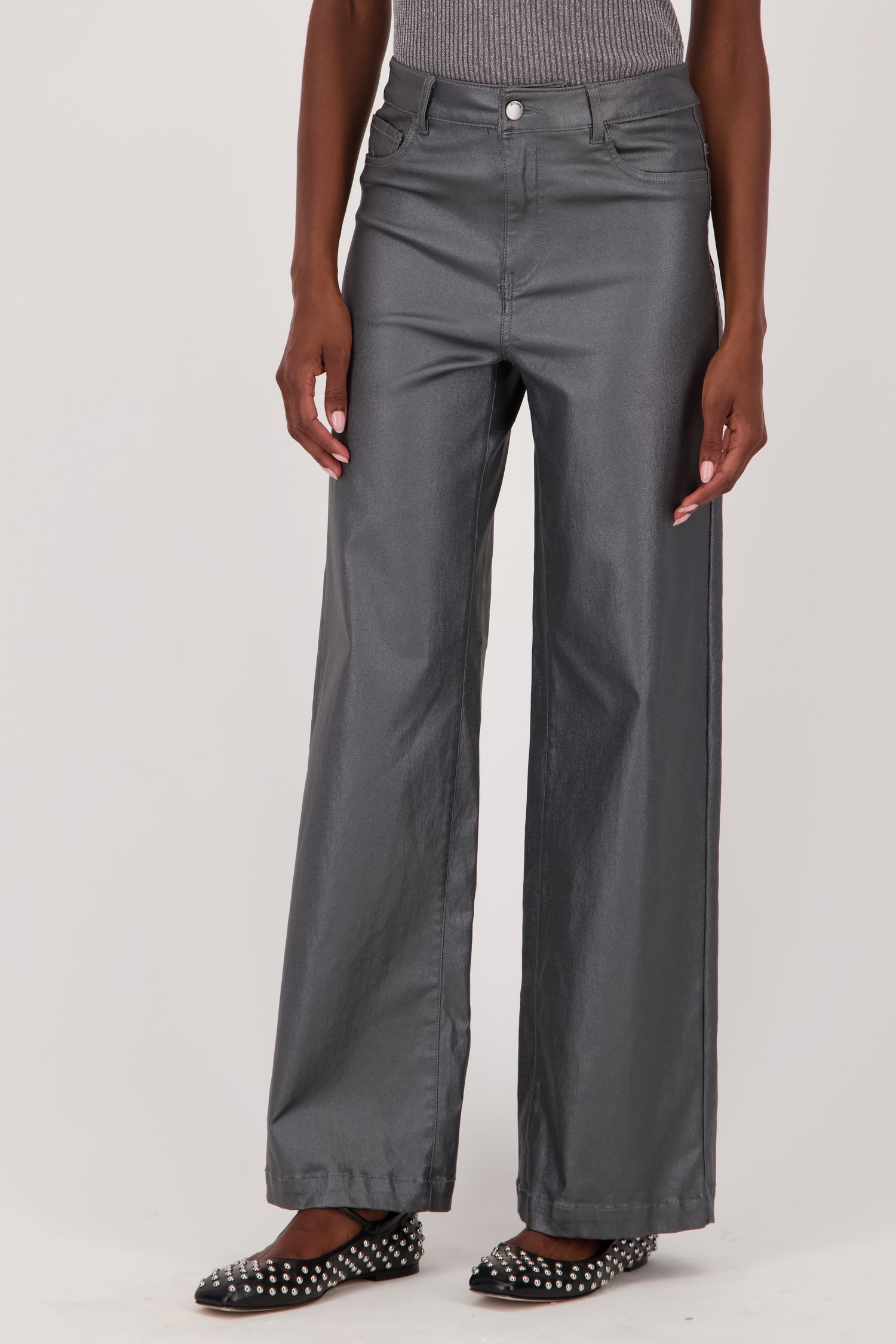 Le devant de  Pantalon gris large avec revêtement de JDY pour Femmes