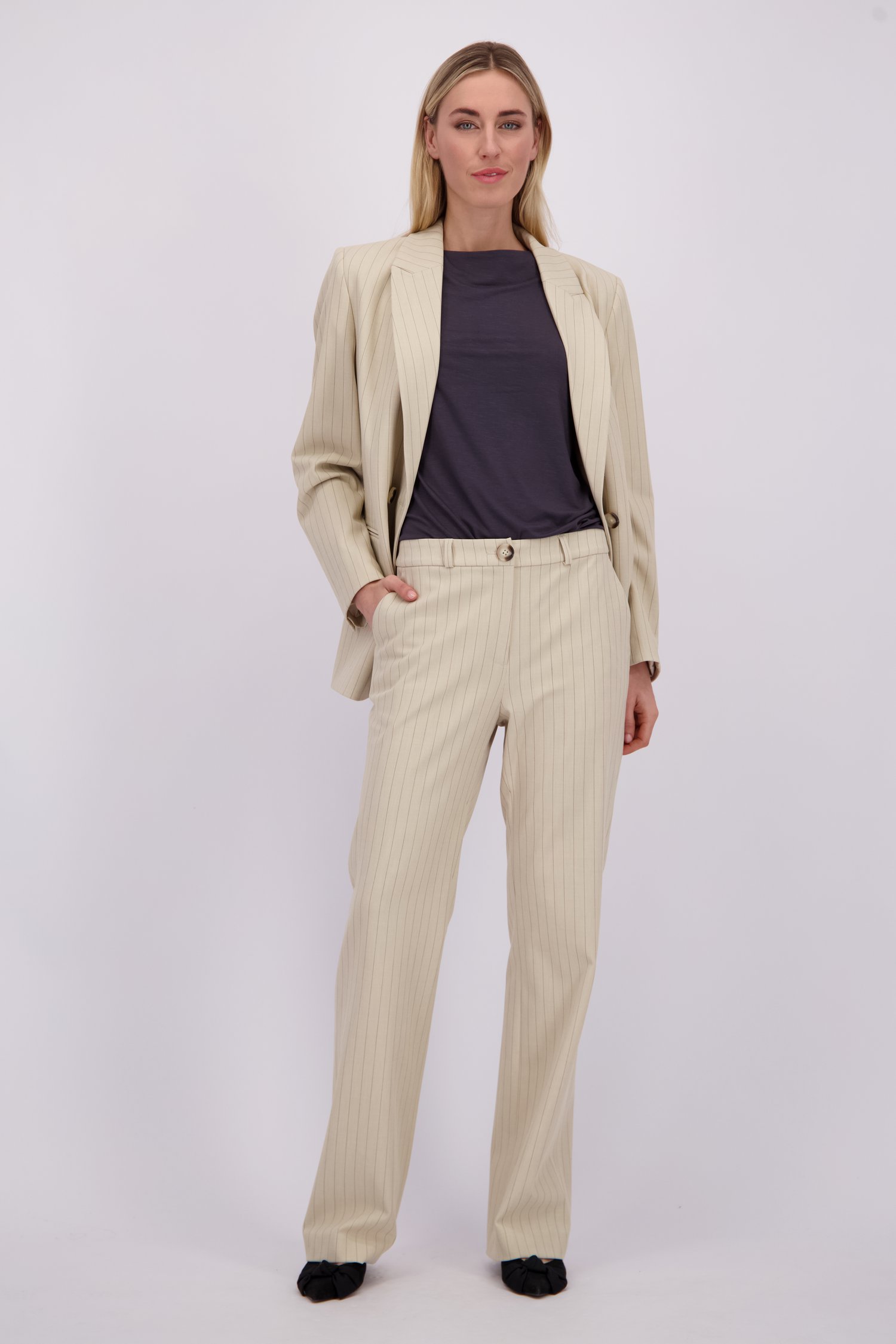 Le devant de Pantalon habillé beige à motif rayé  de Liberty Island pour Femmes