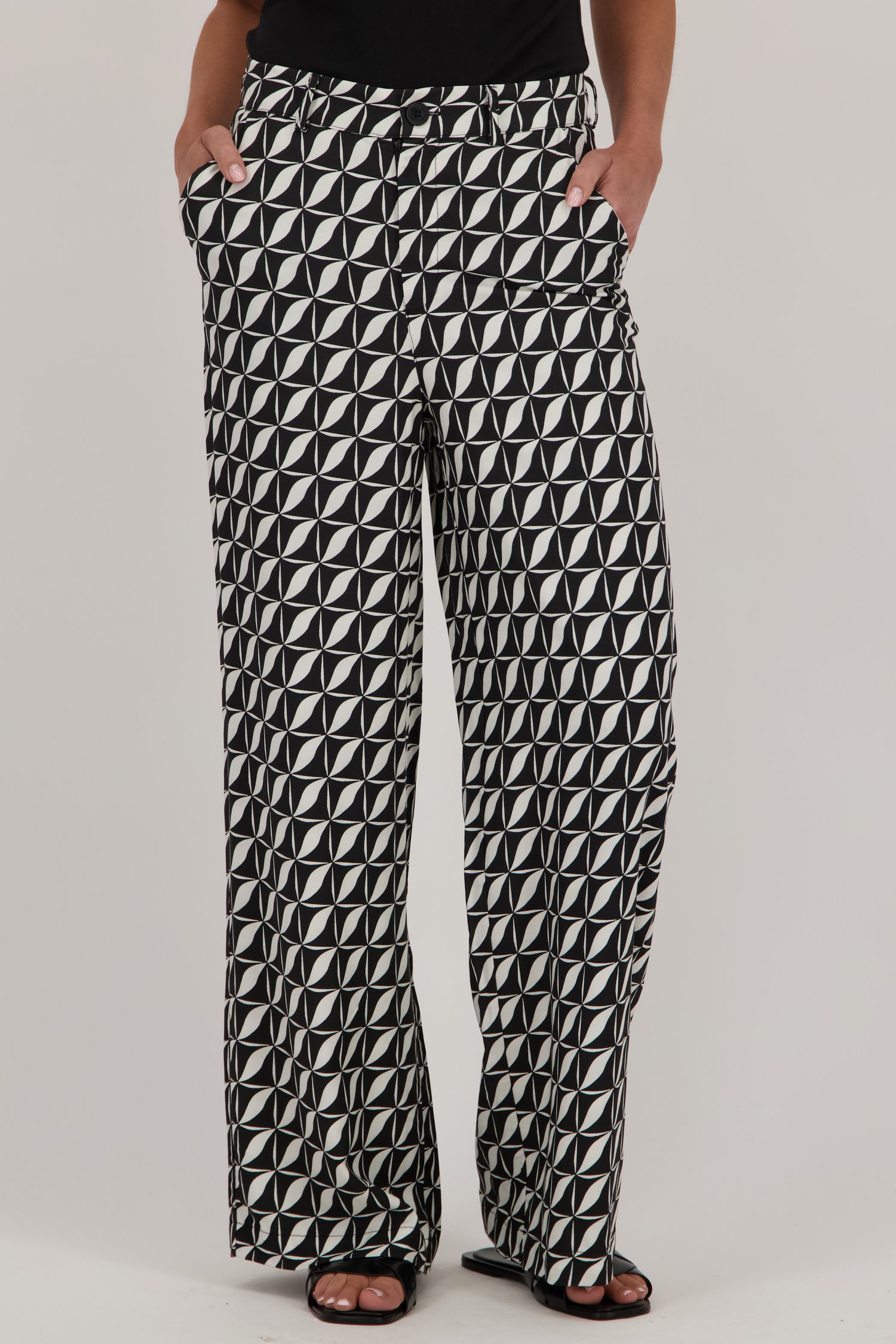 Le devant de Pantalon large à imprimé noir et blanc de More & More pour Femmes