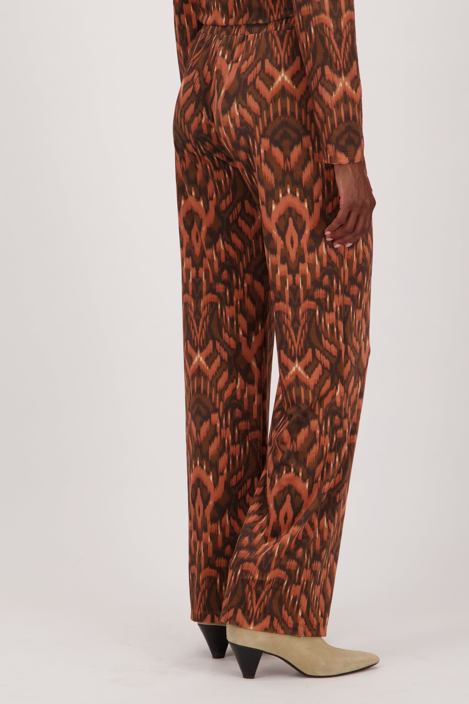 Pantalon large avec imprimé brun-orange	 de Louise pour Femmes
