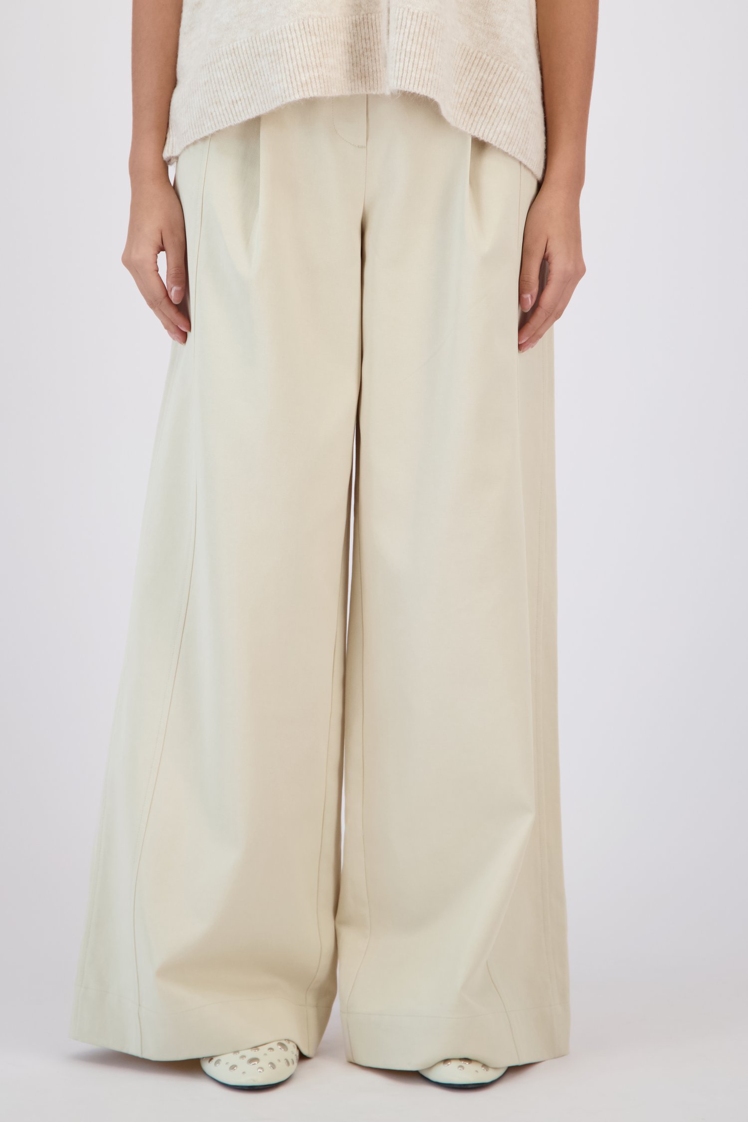 Le devant de Pantalon large beige clair de Louise pour Femmes