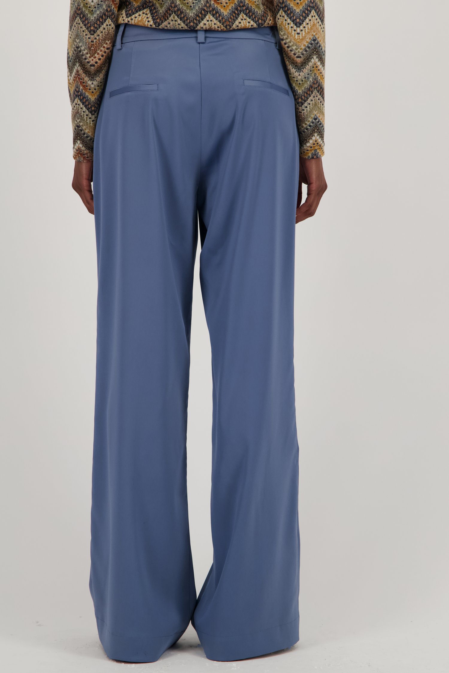 Le dos de Pantalon large bleu à l'aspect satiné de Geisha pour Femmes