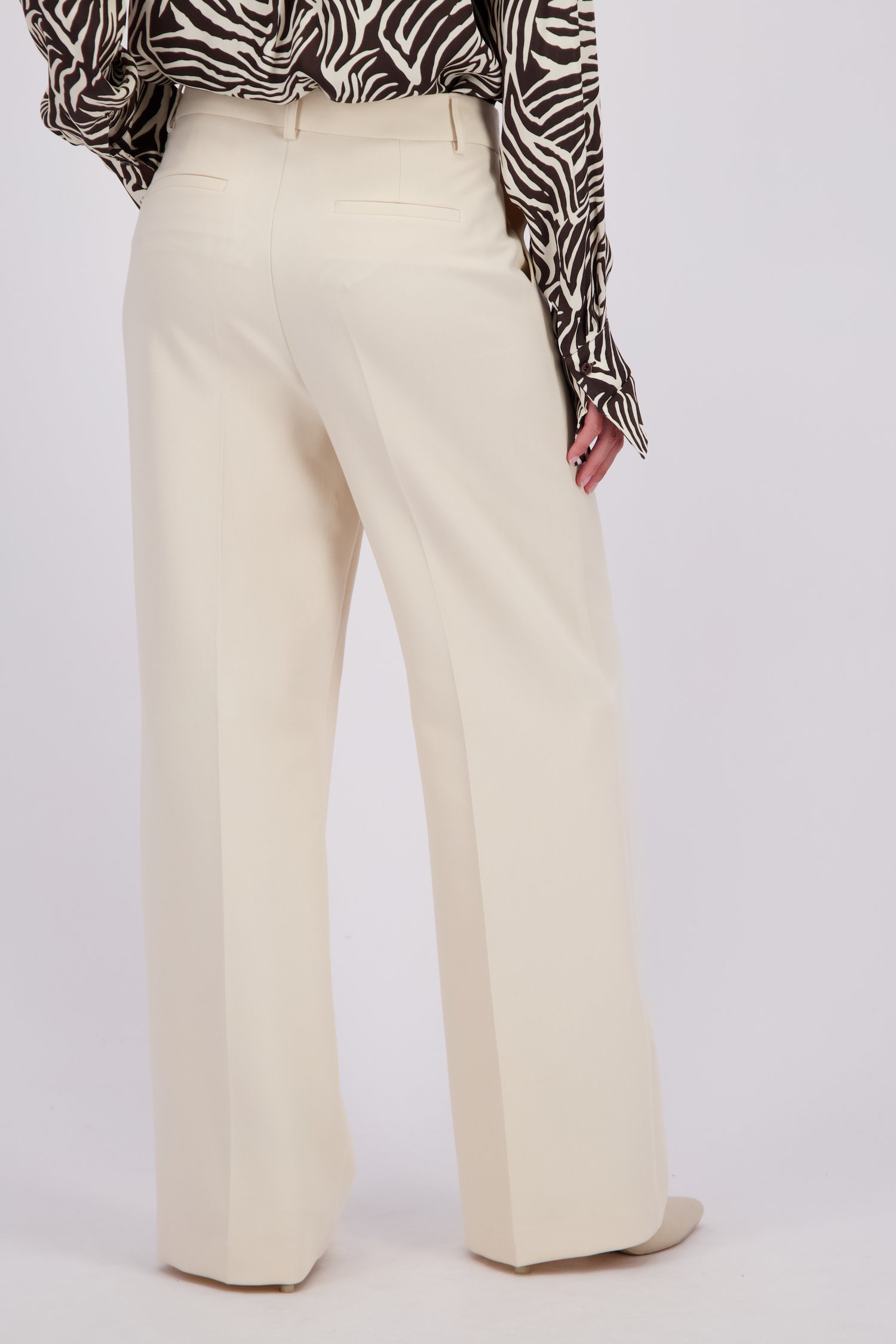 Le dos de Pantalon large écru de More & More pour Femmes
