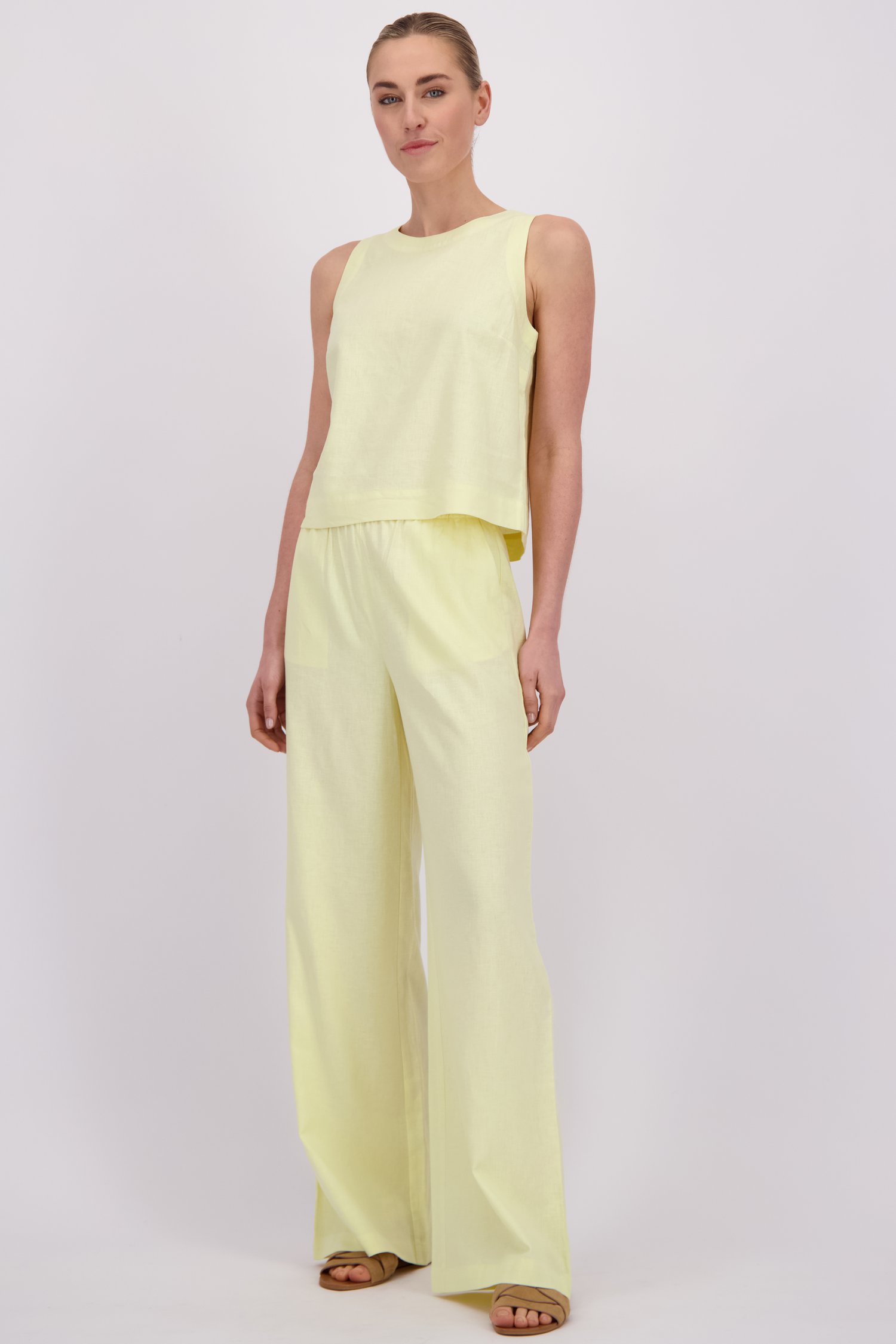 Le devant de Pantalon large en lin jaune de Liberty Island pour Femmes