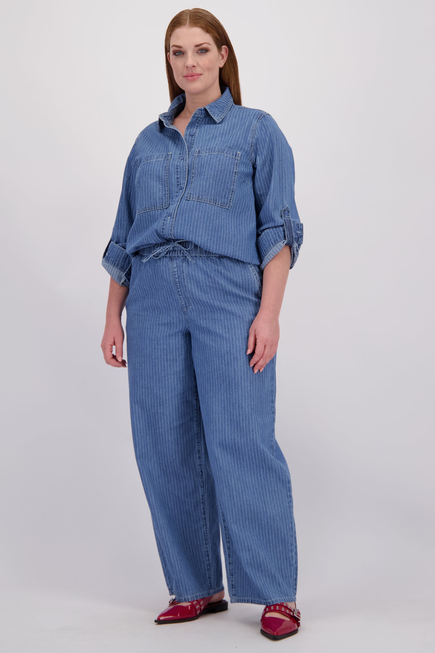 Le devant de Pantalon large rayé au look jeans de ONLY Carmakoma pour Femmes