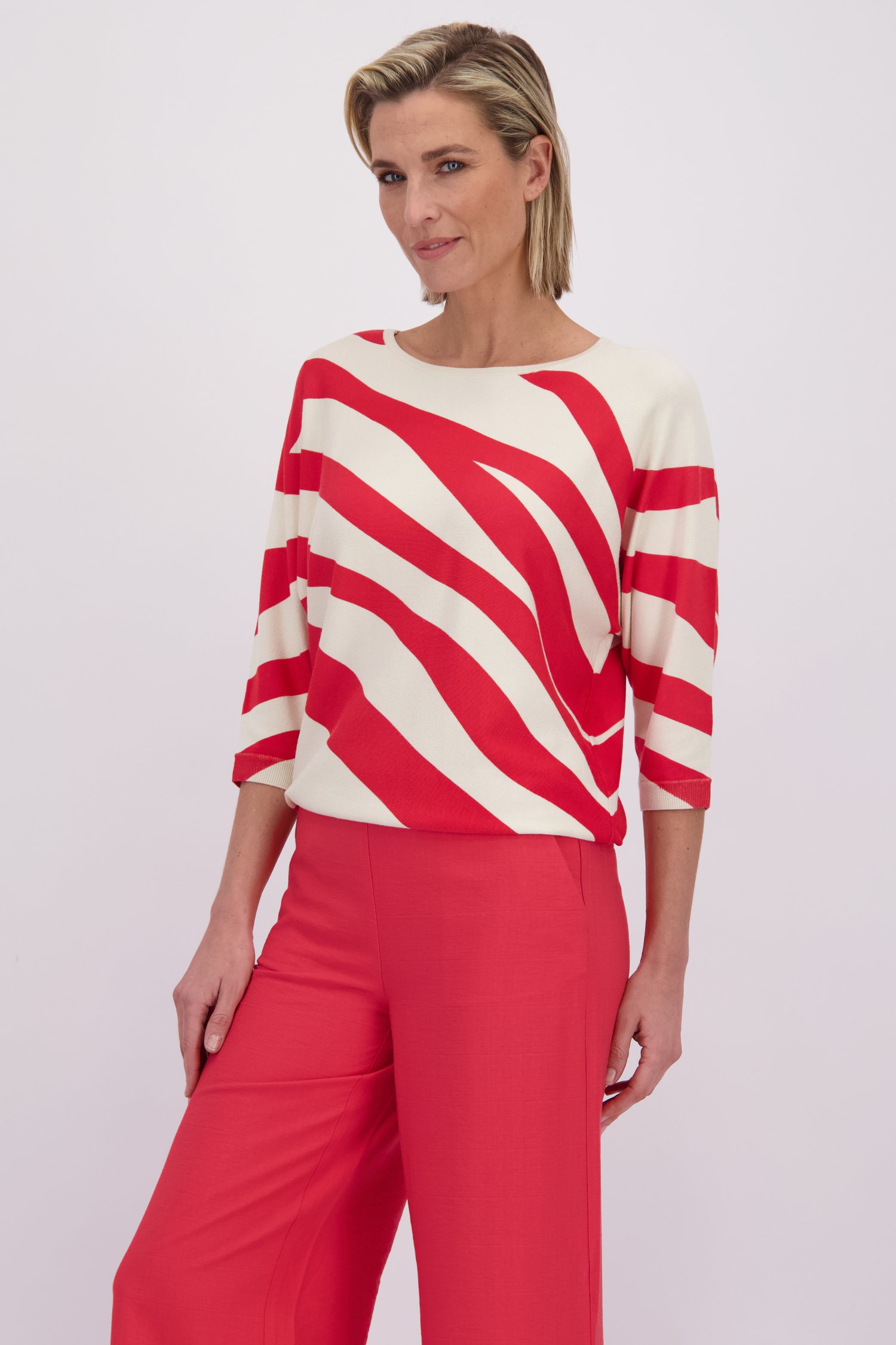 Le devant de Pantalon large rouge de Claude Arielle pour Femmes