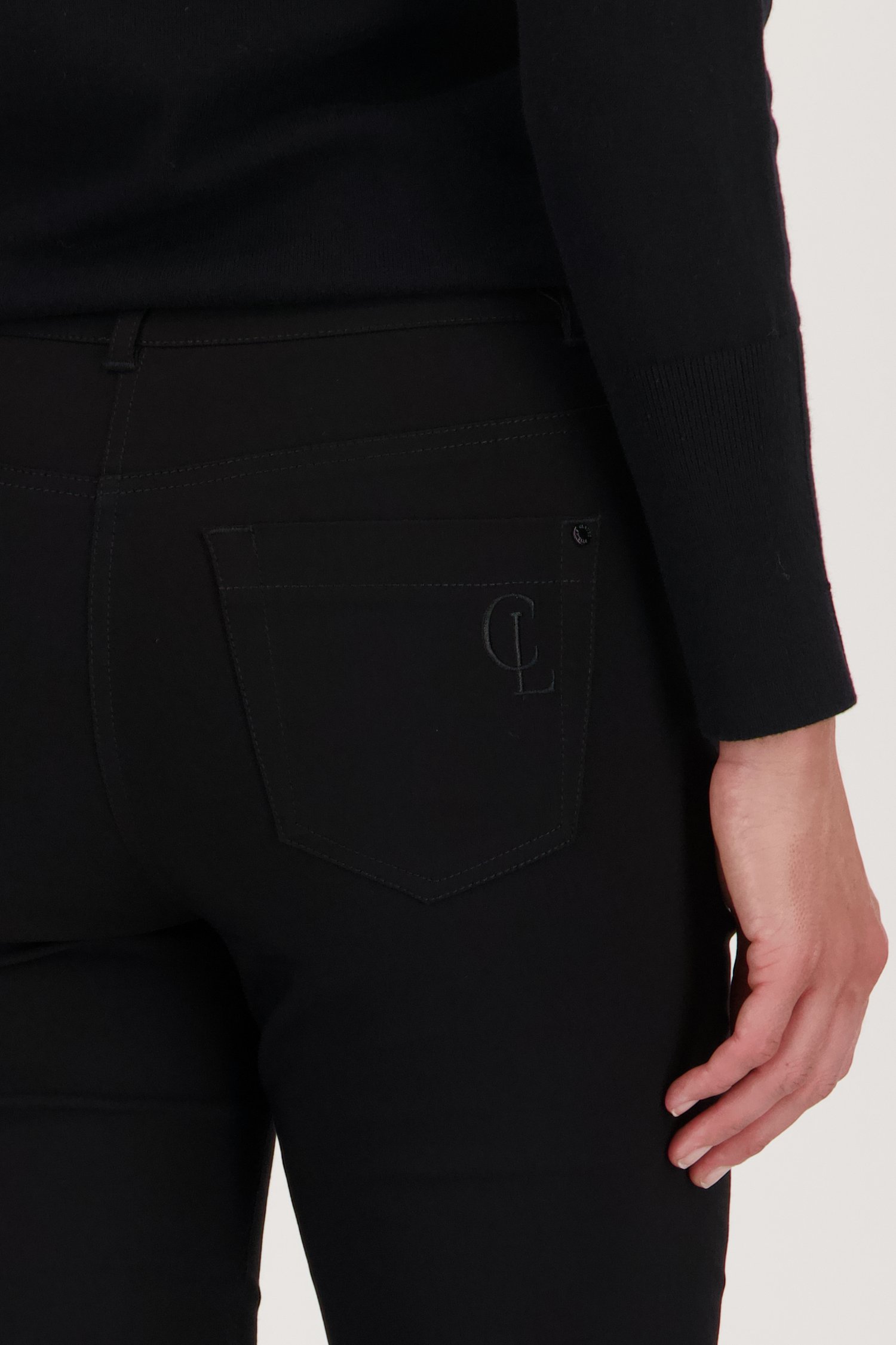 Détail de Pantalon noir en stretch de Claude Arielle pour Femmes