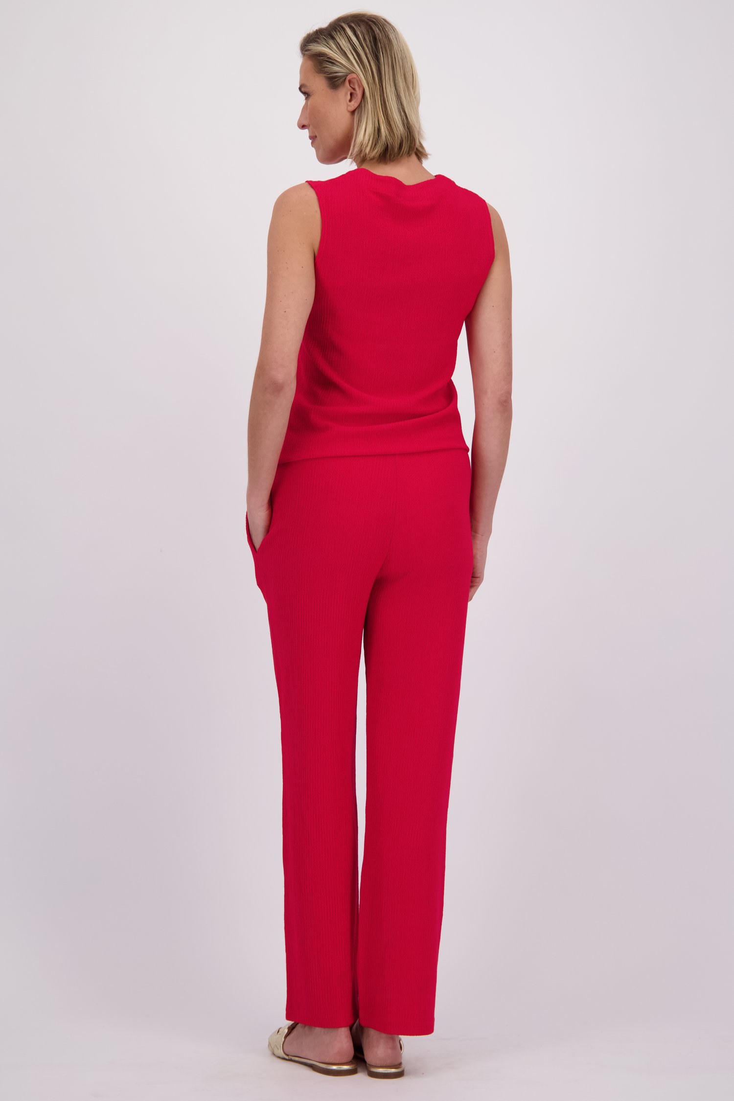 Le dos de Pantalon rouge structuré à taille élastique de Claude Arielle pour Femmes