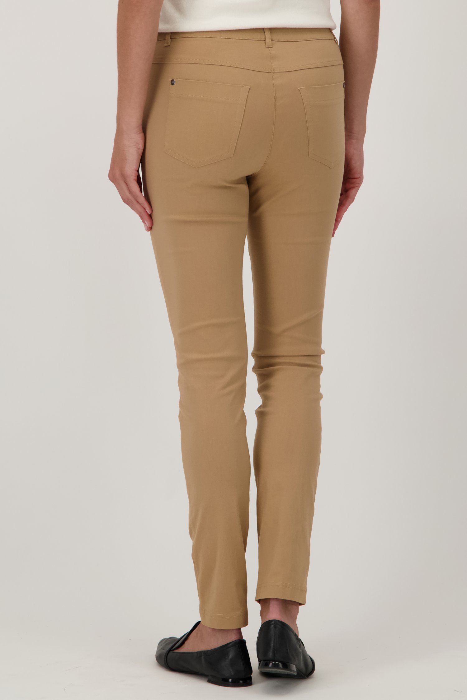 Pantalon stretch beige avec taille élastiquée	 de Claude Arielle pour Femmes