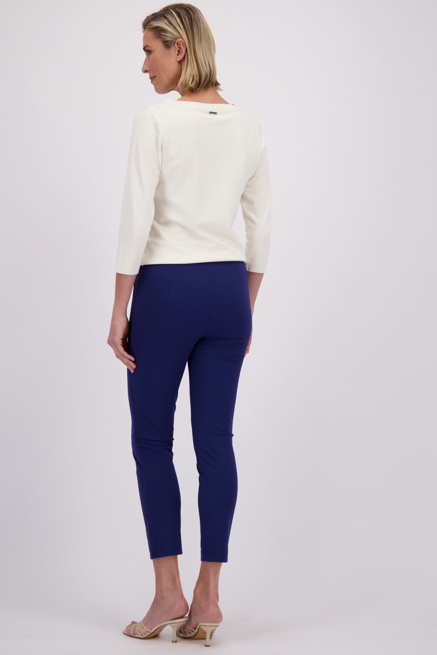 Le dos de Pantalon stretch bleu foncé – longueur 7/8 de Claude Arielle pour Femmes