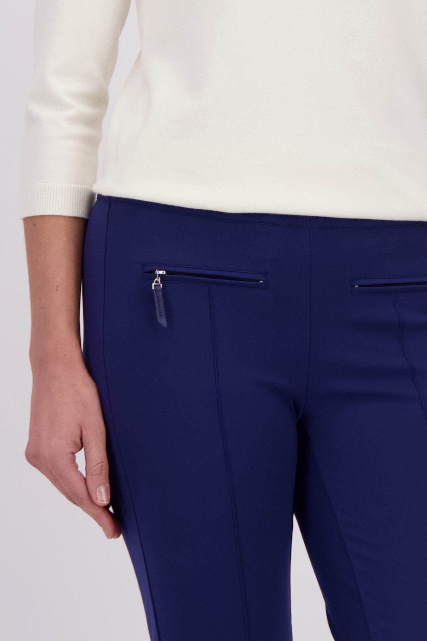Détail de Pantalon stretch bleu foncé – longueur 7/8 de Claude Arielle pour Femmes
