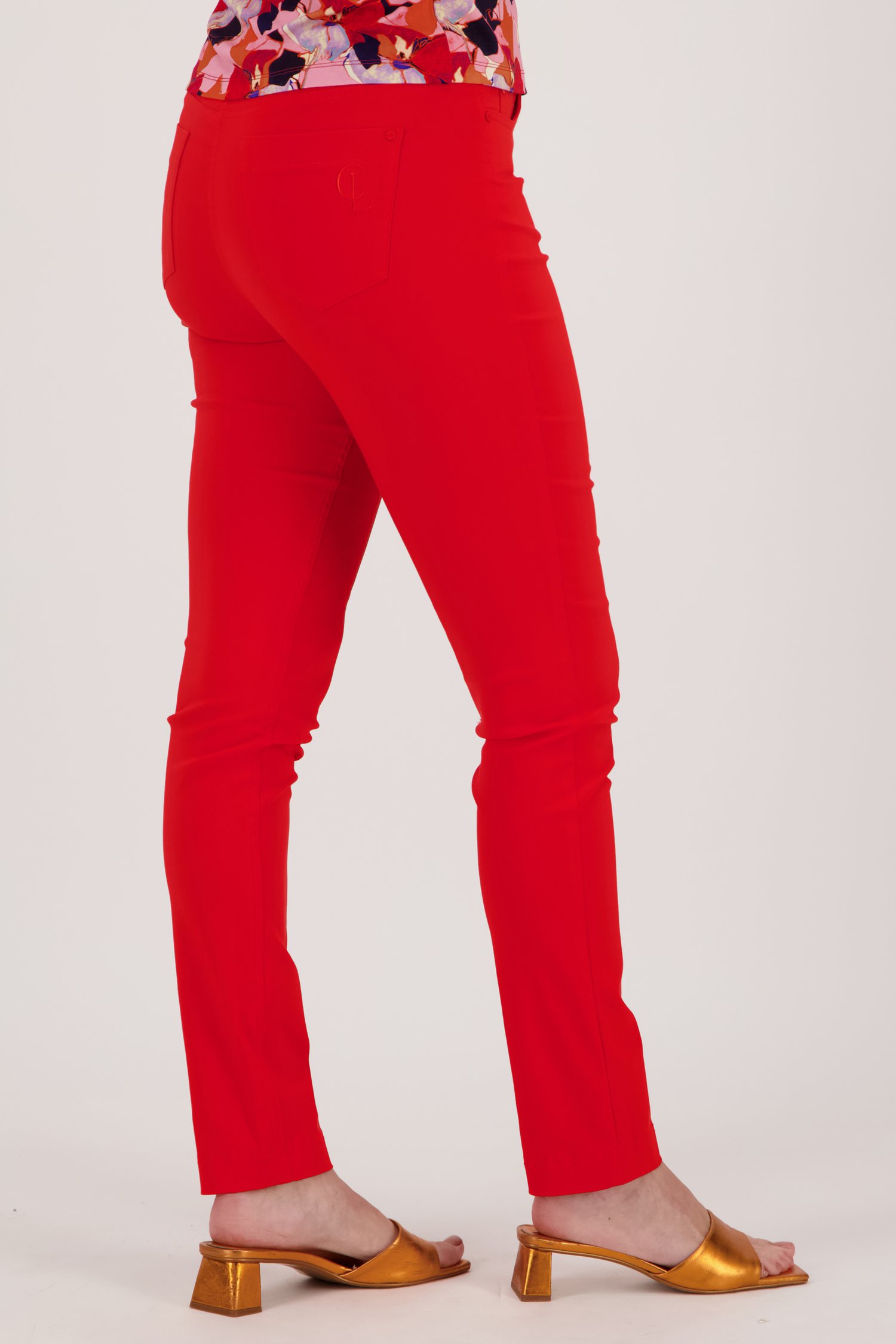 Pantalon stretch rouge avec taille élastiquée	 de Claude Arielle pour Femmes