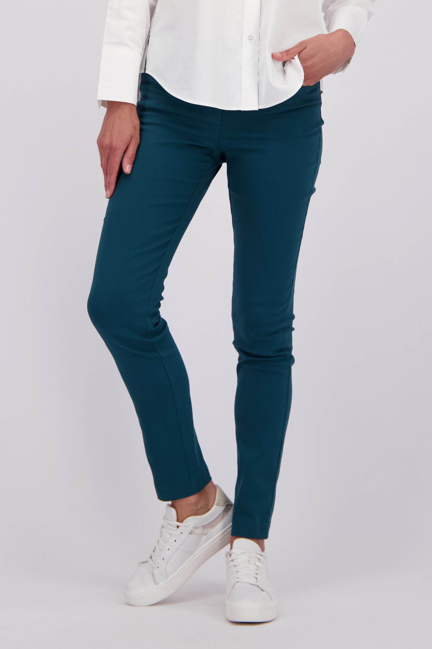 Le devant de Pantalon stretch vert foncé de Claude Arielle pour Femmes