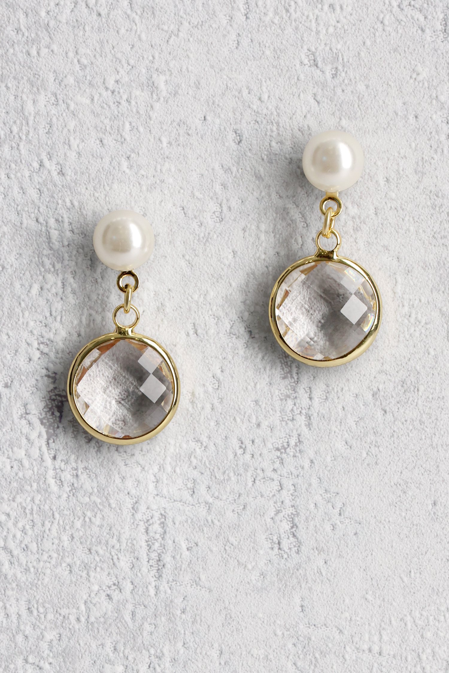 Voorkant van Pareloorbellen met ronde hanger door Liberty Island voor Dames