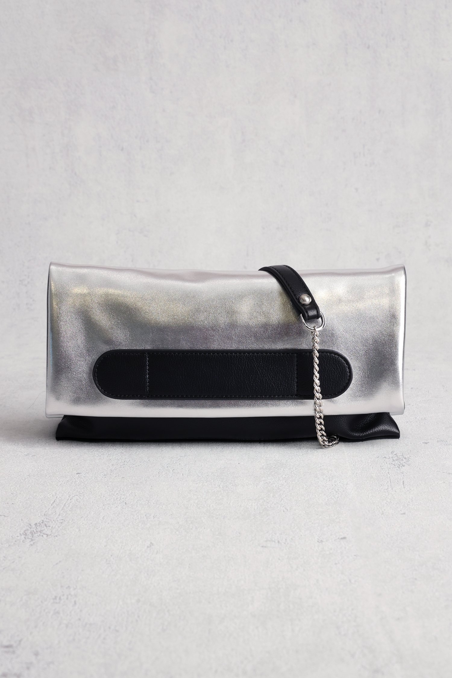 Le devant de Pochette argentée avec bandoulière amovible de Liberty Island pour Femmes