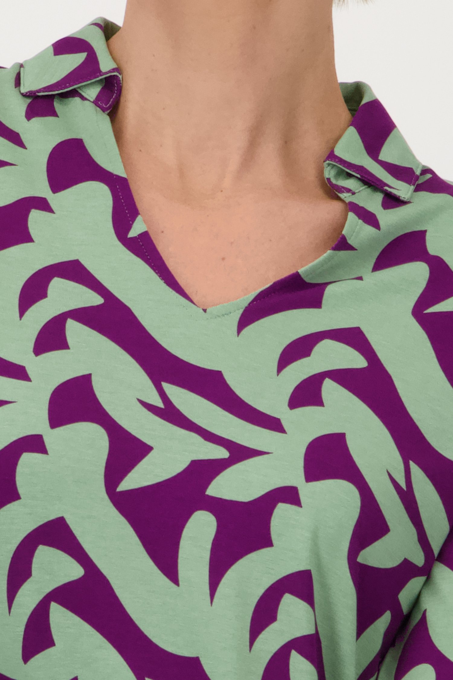 Polo à imprimé violet-vert de Claude Arielle pour Femmes