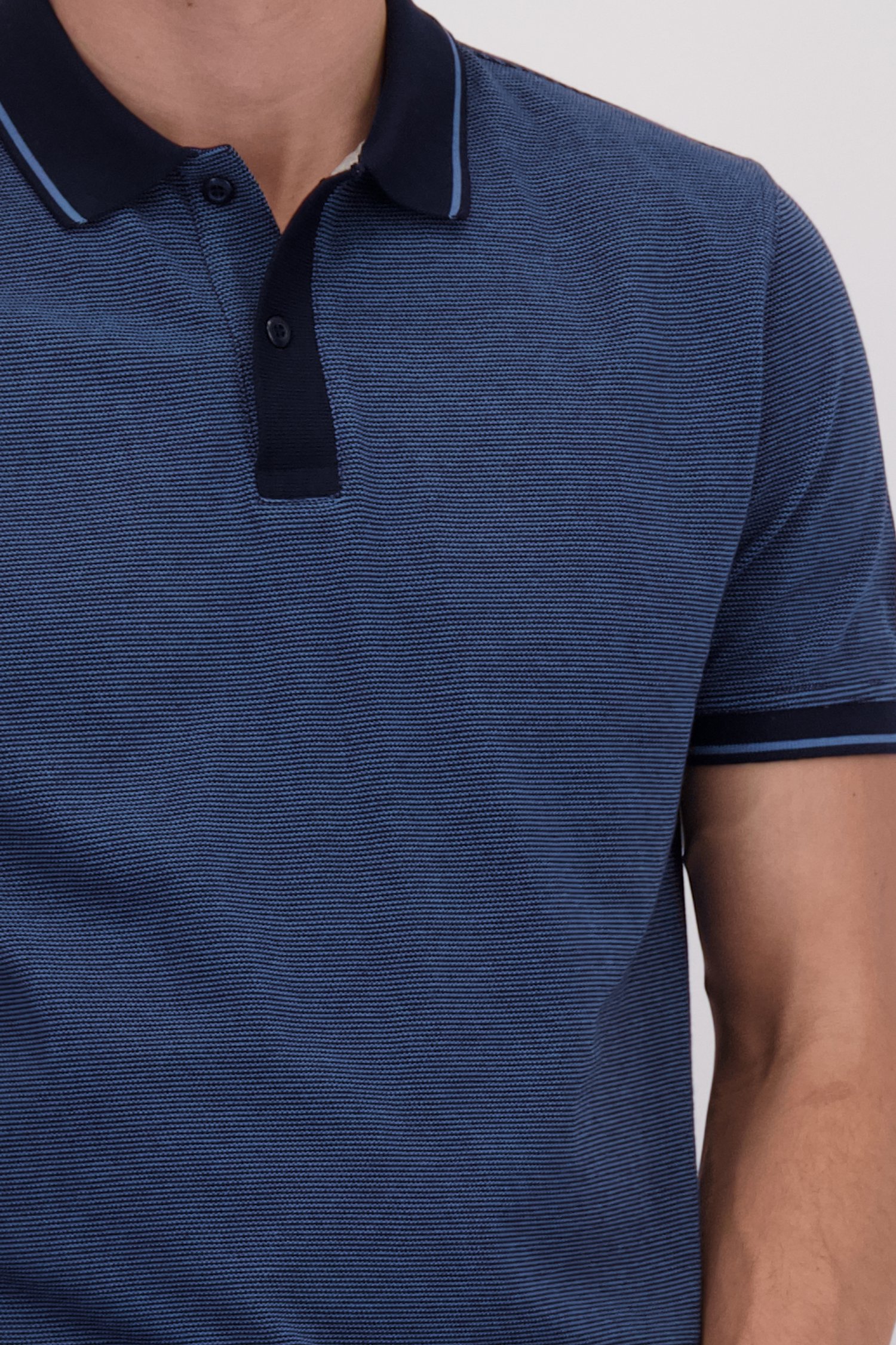 Détail de Polo bleu à manches courtes de Ravøtt pour Hommes