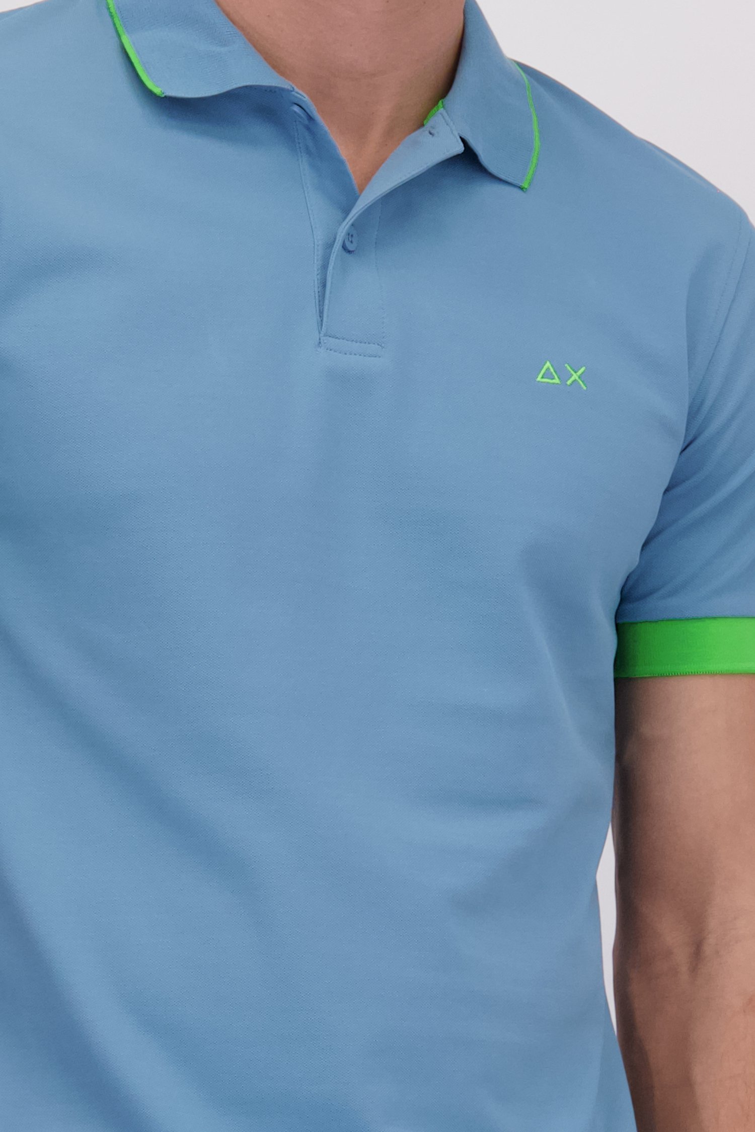 Détail de Polo bleu clair avec accent vert fluo de Sun68 pour Hommes