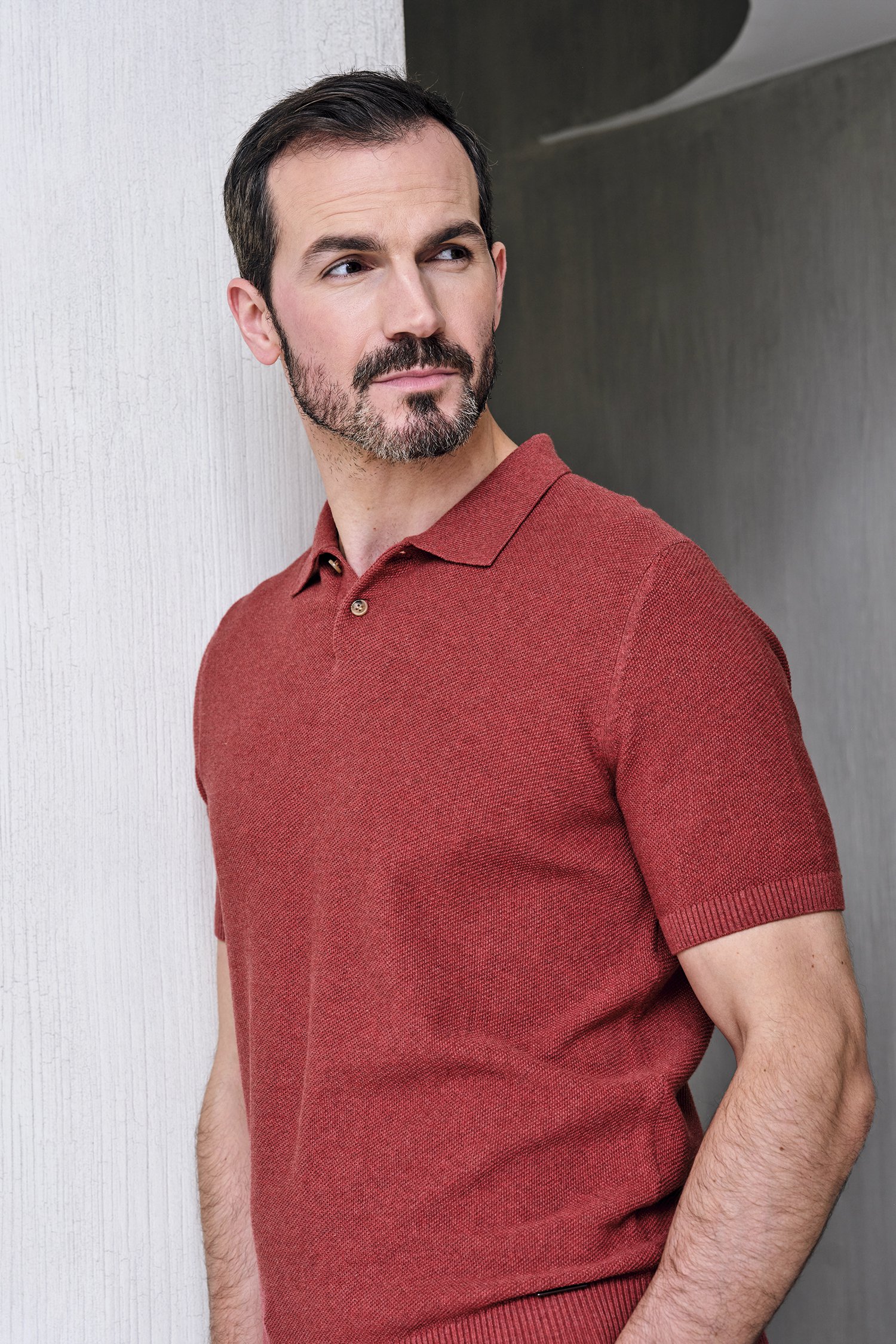 Le devant de Polo bordeaux à texture gaufrée de Upper East pour Hommes