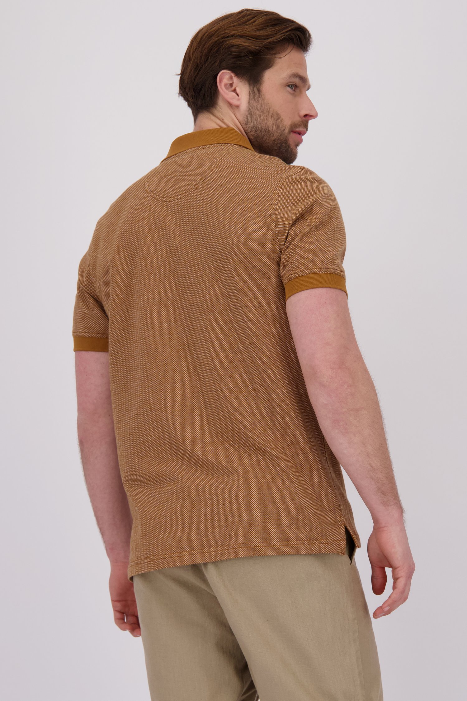 Polo marron avec motif fin noir et blanc de Ravøtt pour Hommes