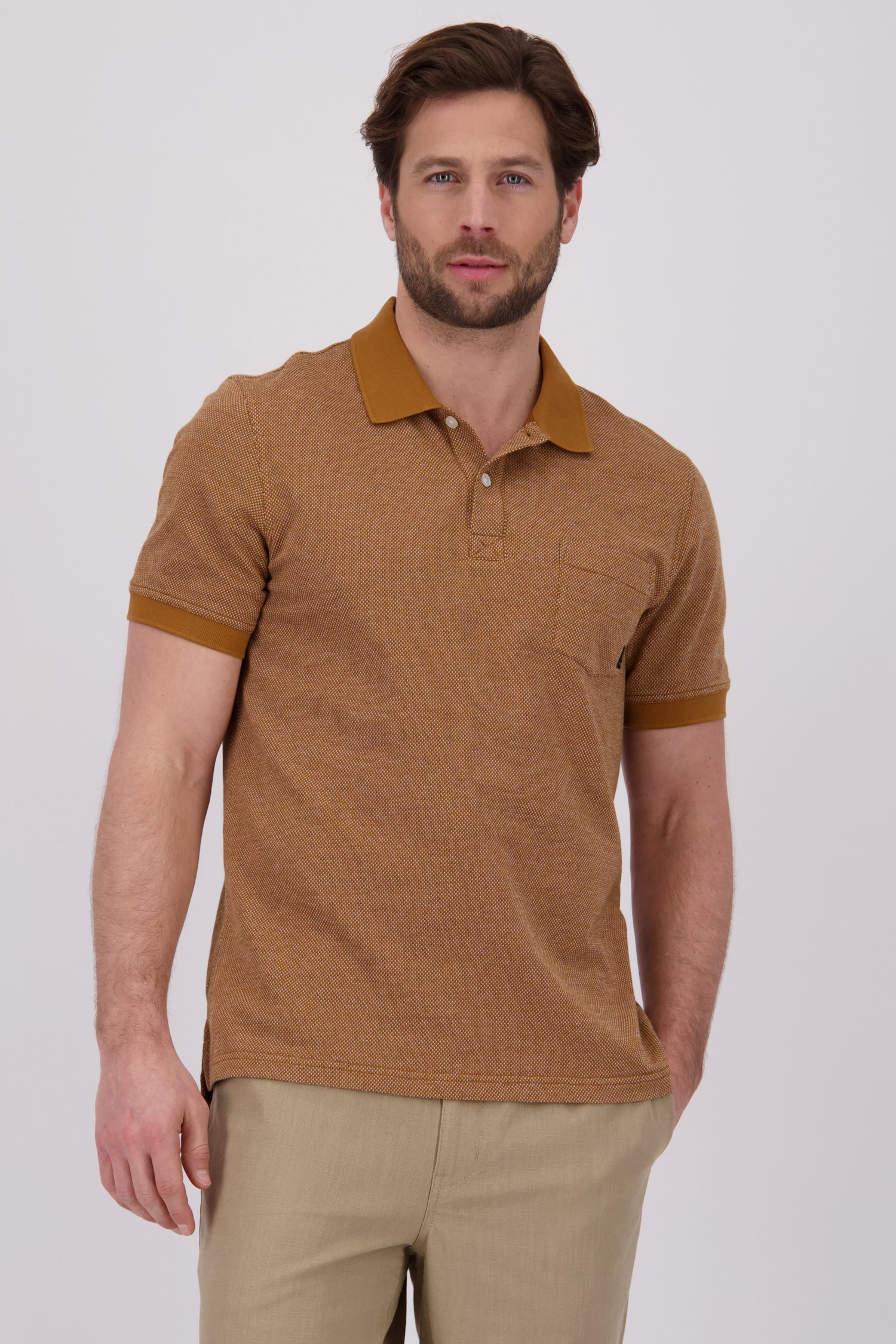 Polo marron avec motif fin noir et blanc de Ravøtt pour Hommes