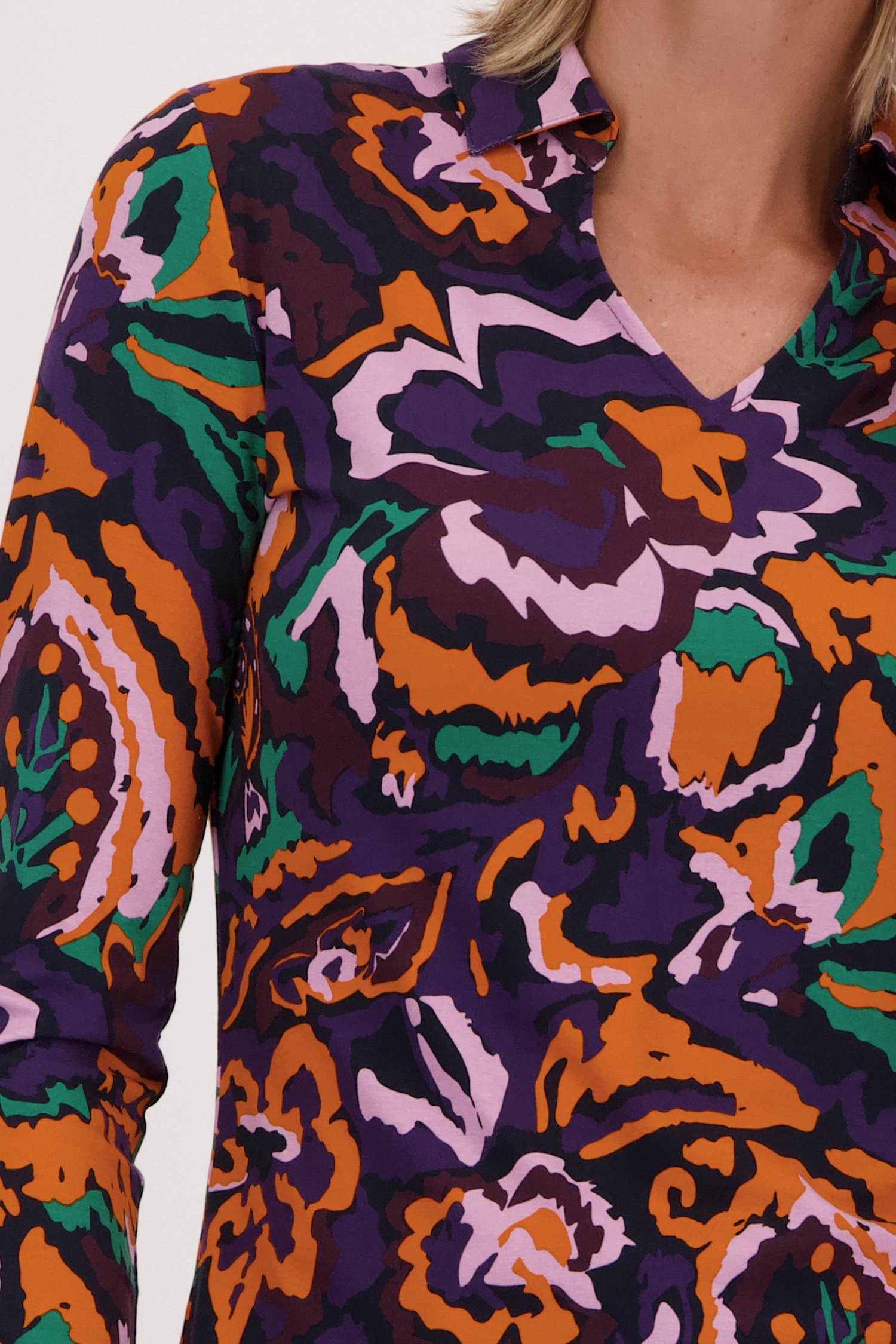 Detail van Polo met abstracte bloemeprint door Claude Arielle voor Dames