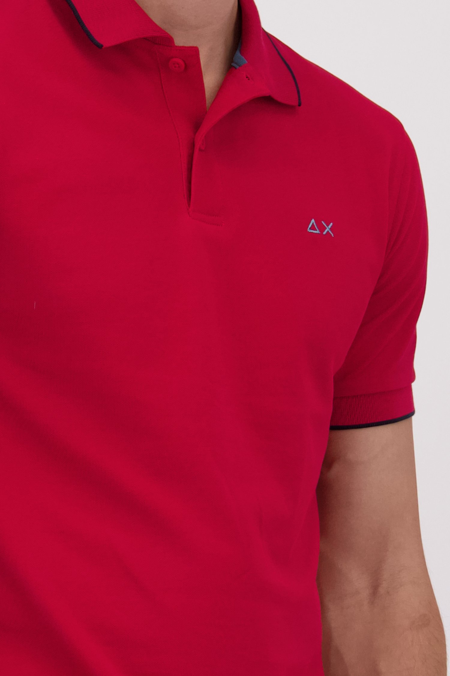 Détail de Polo rouge avec accent bleu foncé de Sun68 pour Hommes