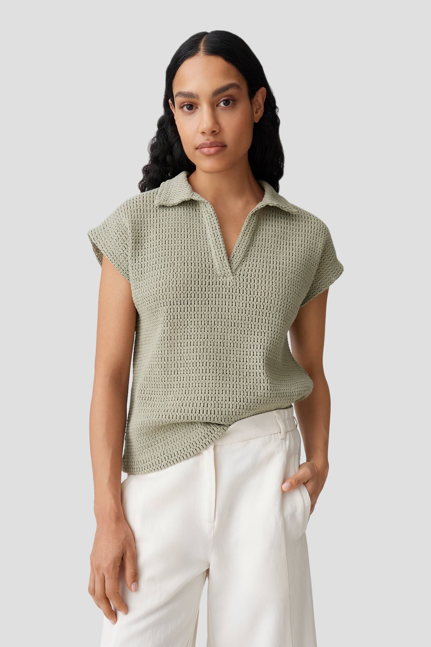 Le devant de Polo vert olive au crochet de Opus pour Femmes