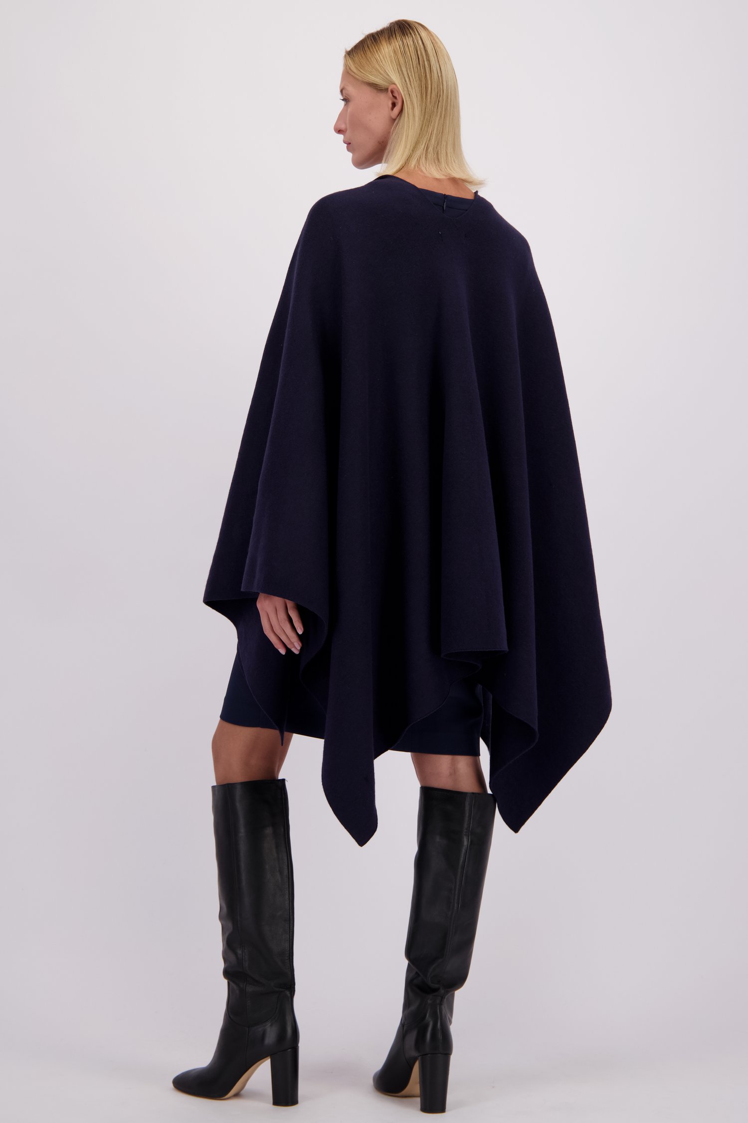 Le dos de Poncho bleu marine  de D'Auvry pour Femmes