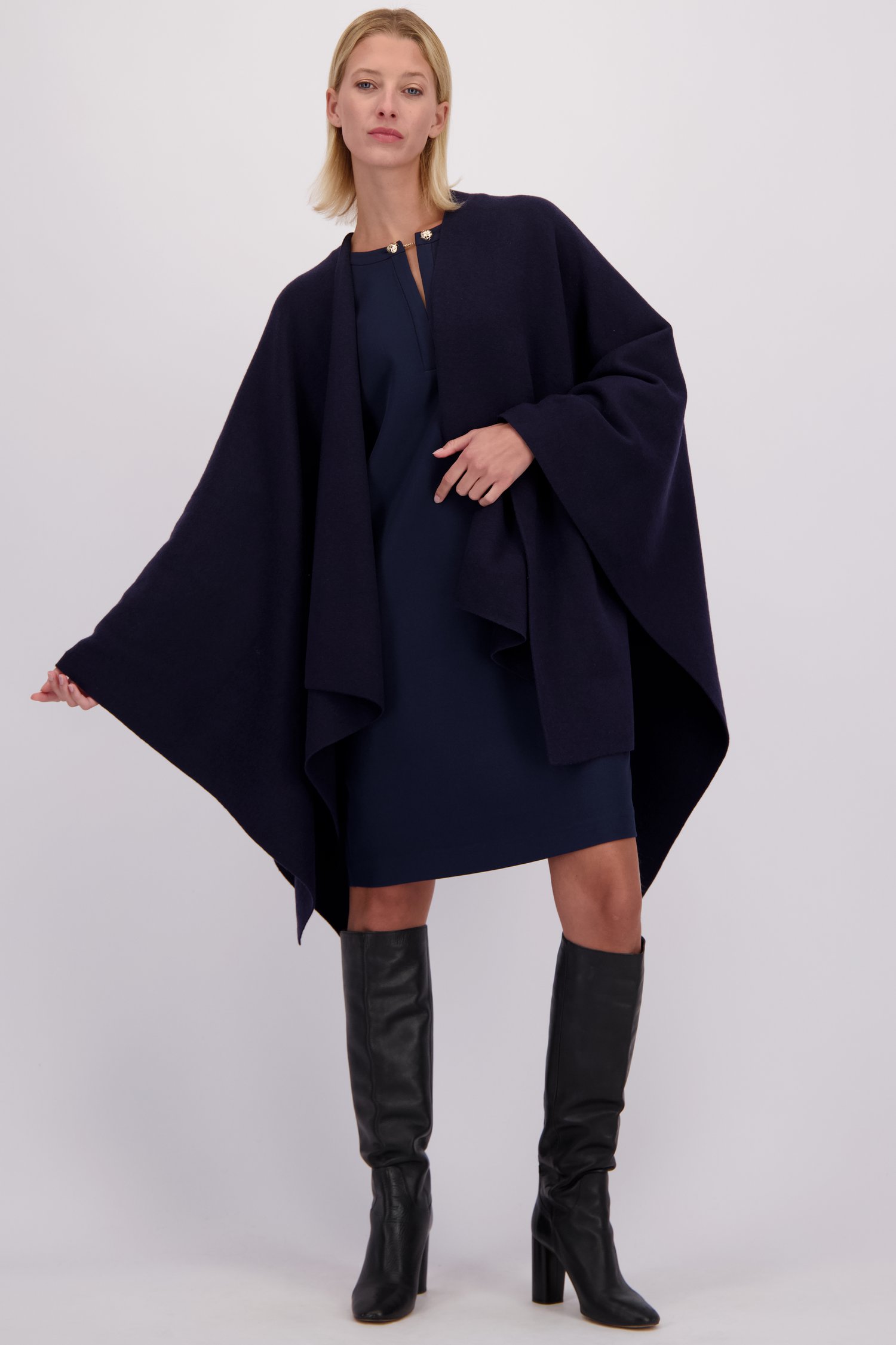 Le devant de Poncho bleu marine  de D'Auvry pour Femmes