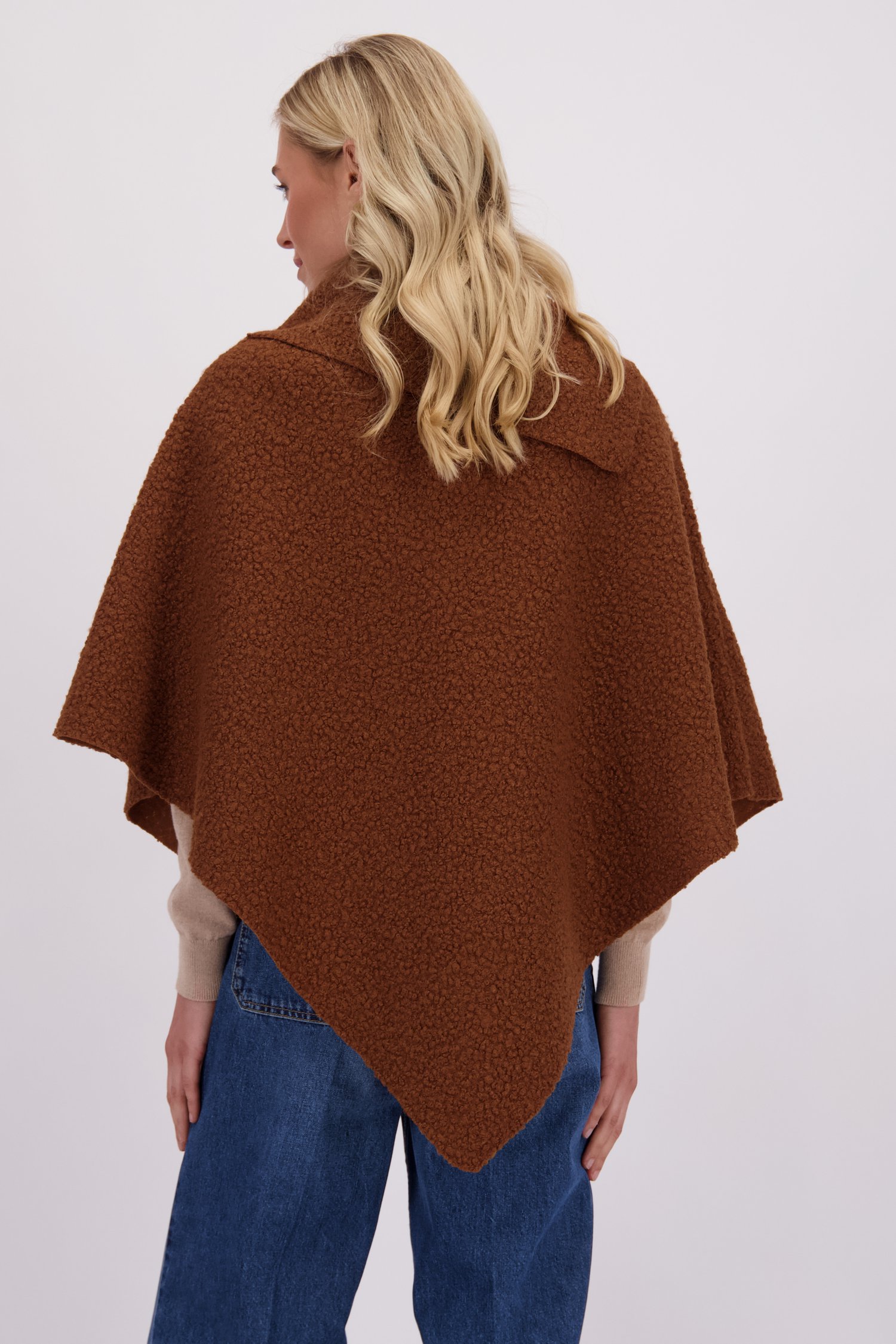 Le dos de Poncho brune effet bouclé de Modeno pour Femmes