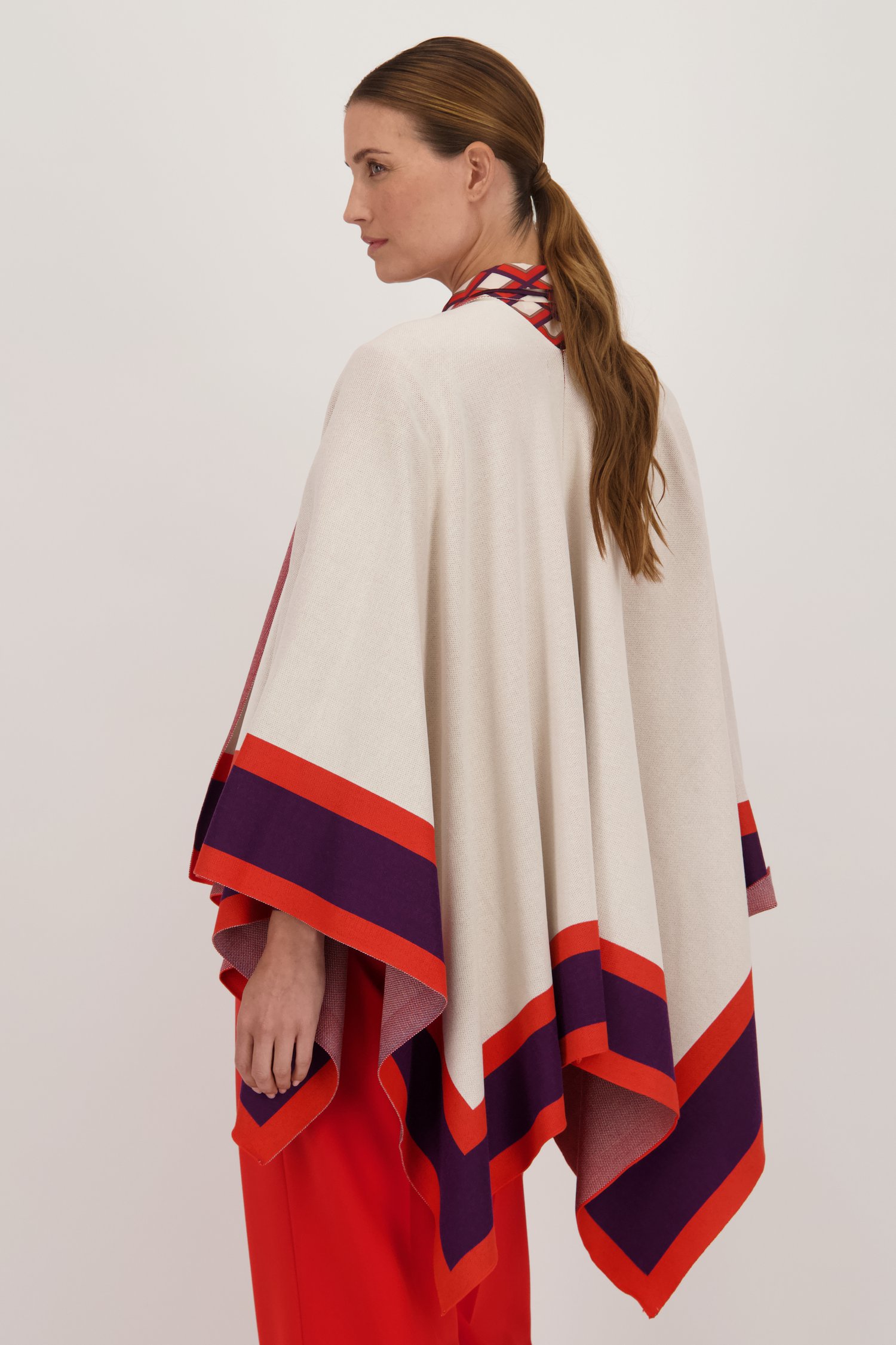 Poncho crème avec finition rouge-violet	 de D'Auvry pour Femmes