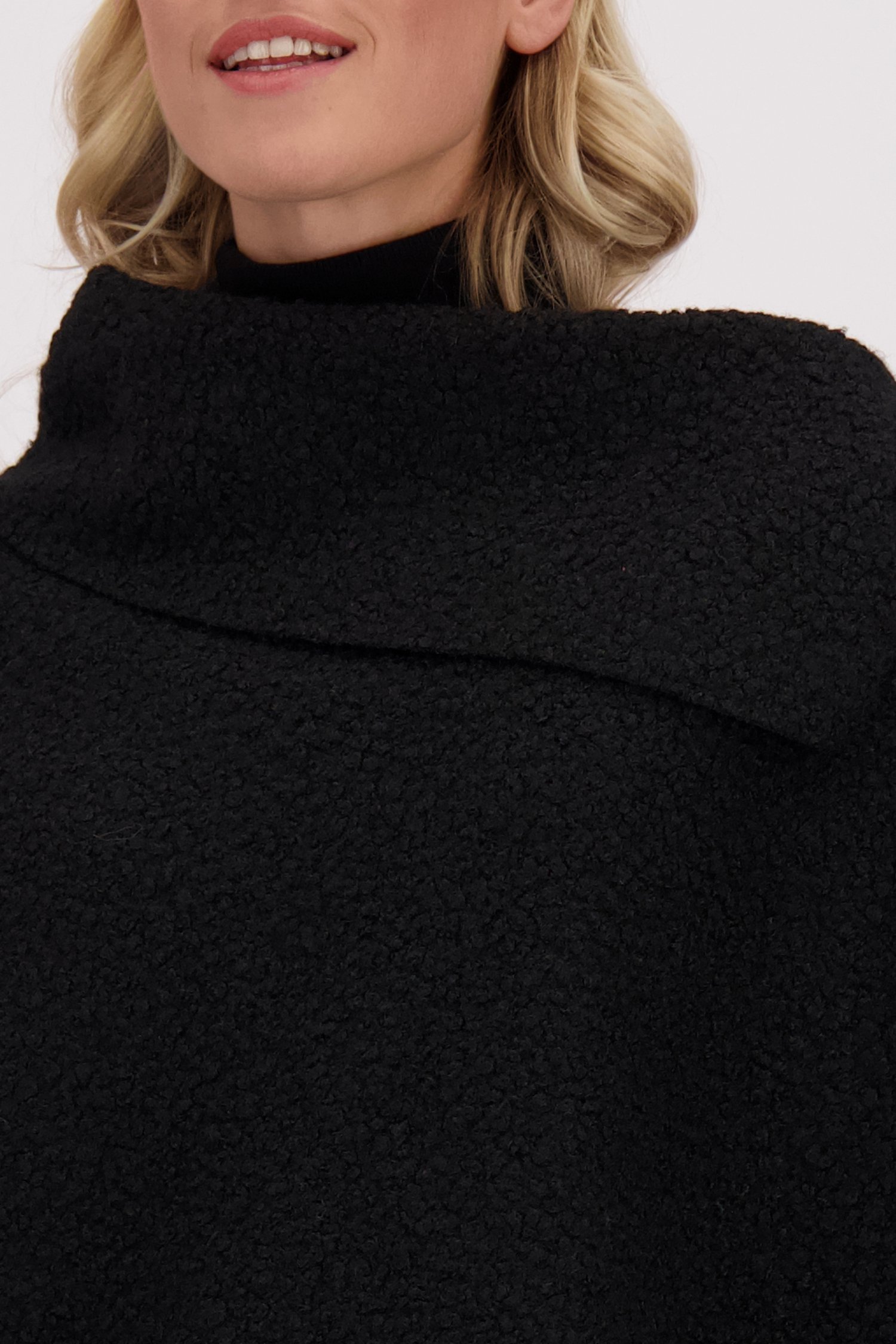Détail de Poncho noir effet bouclé de Modeno pour Femmes