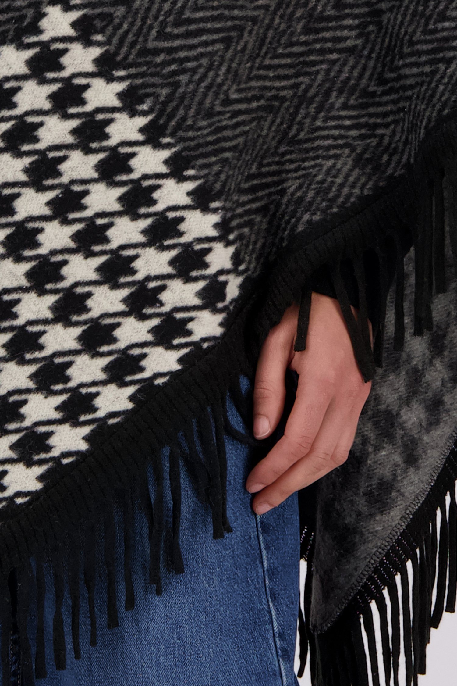 Détail de Poncho noir et gris à motif pied-de-poule de Liberty Island pour Femmes