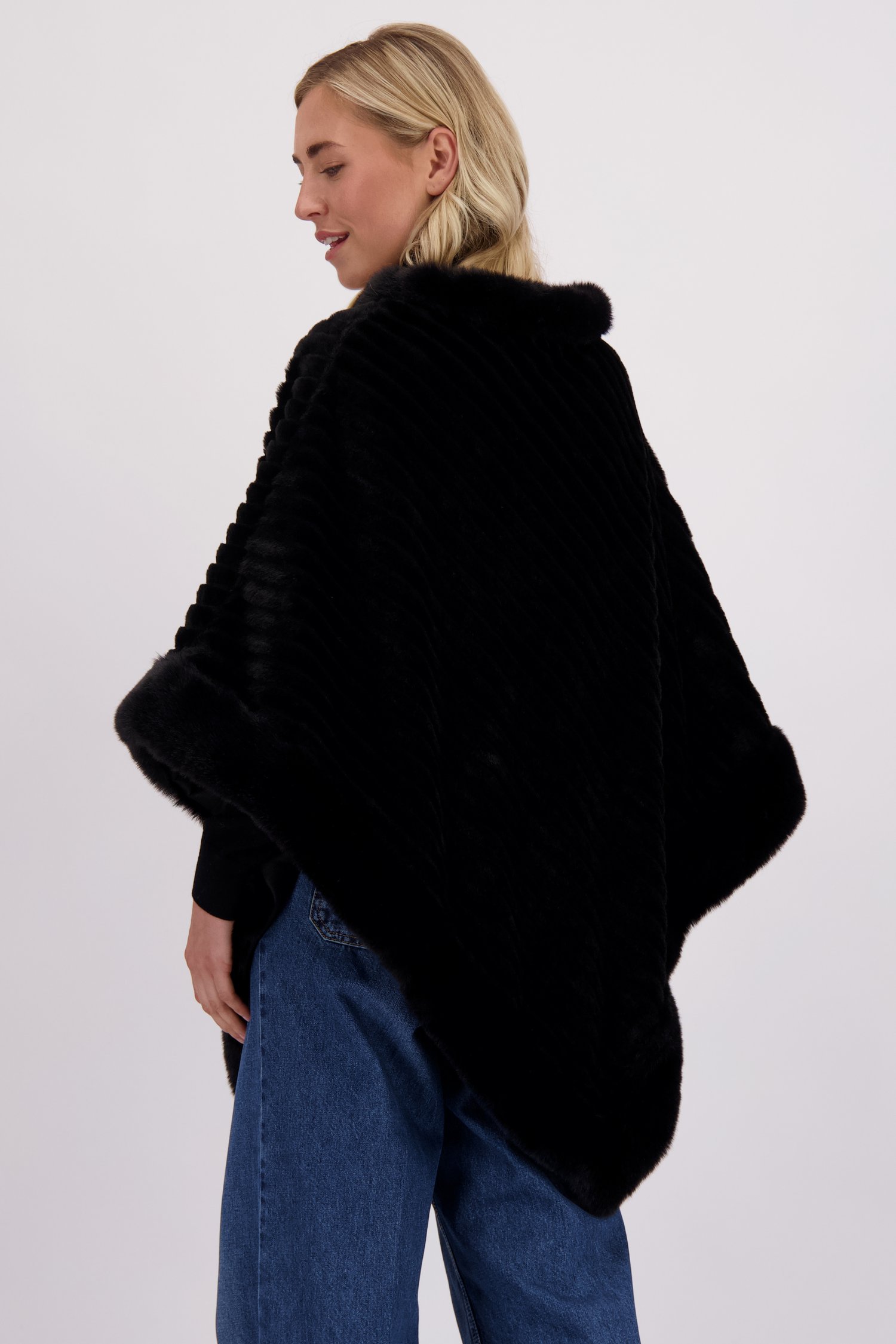 Le dos de Poncho noire en fausse fourrure de Liberty Island pour Femmes
