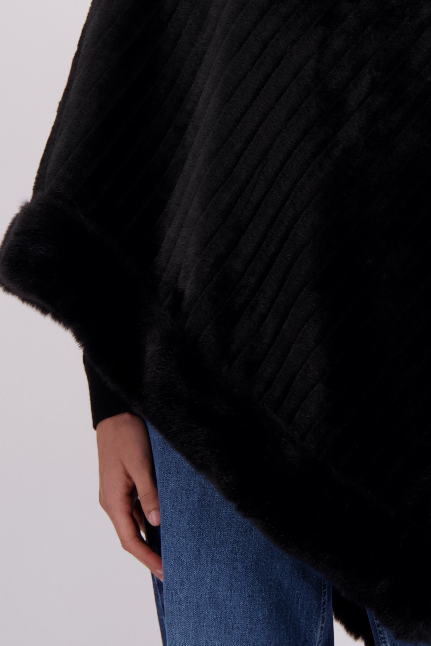 Détail de Poncho noire en fausse fourrure de Liberty Island pour Femmes