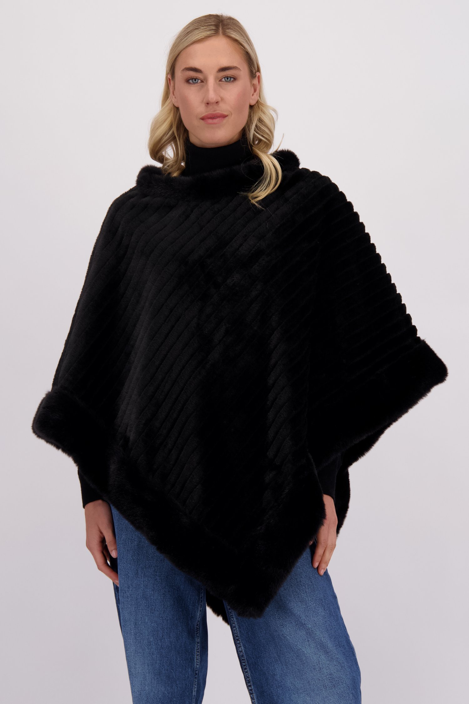 Le devant de Poncho noire en fausse fourrure de Liberty Island pour Femmes
