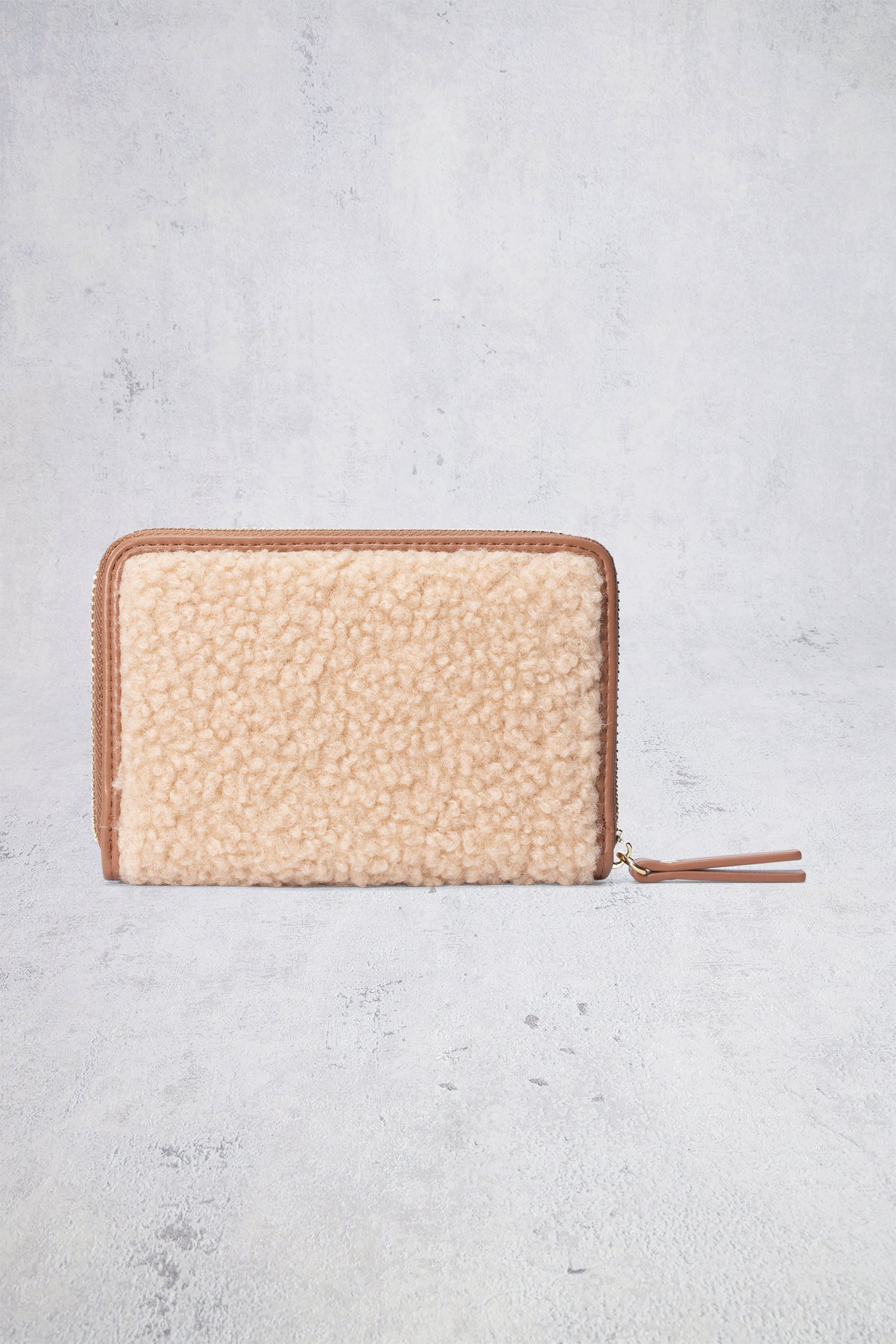 Le dos de Portefeuille beige en teddy de Laurent David pour Femmes