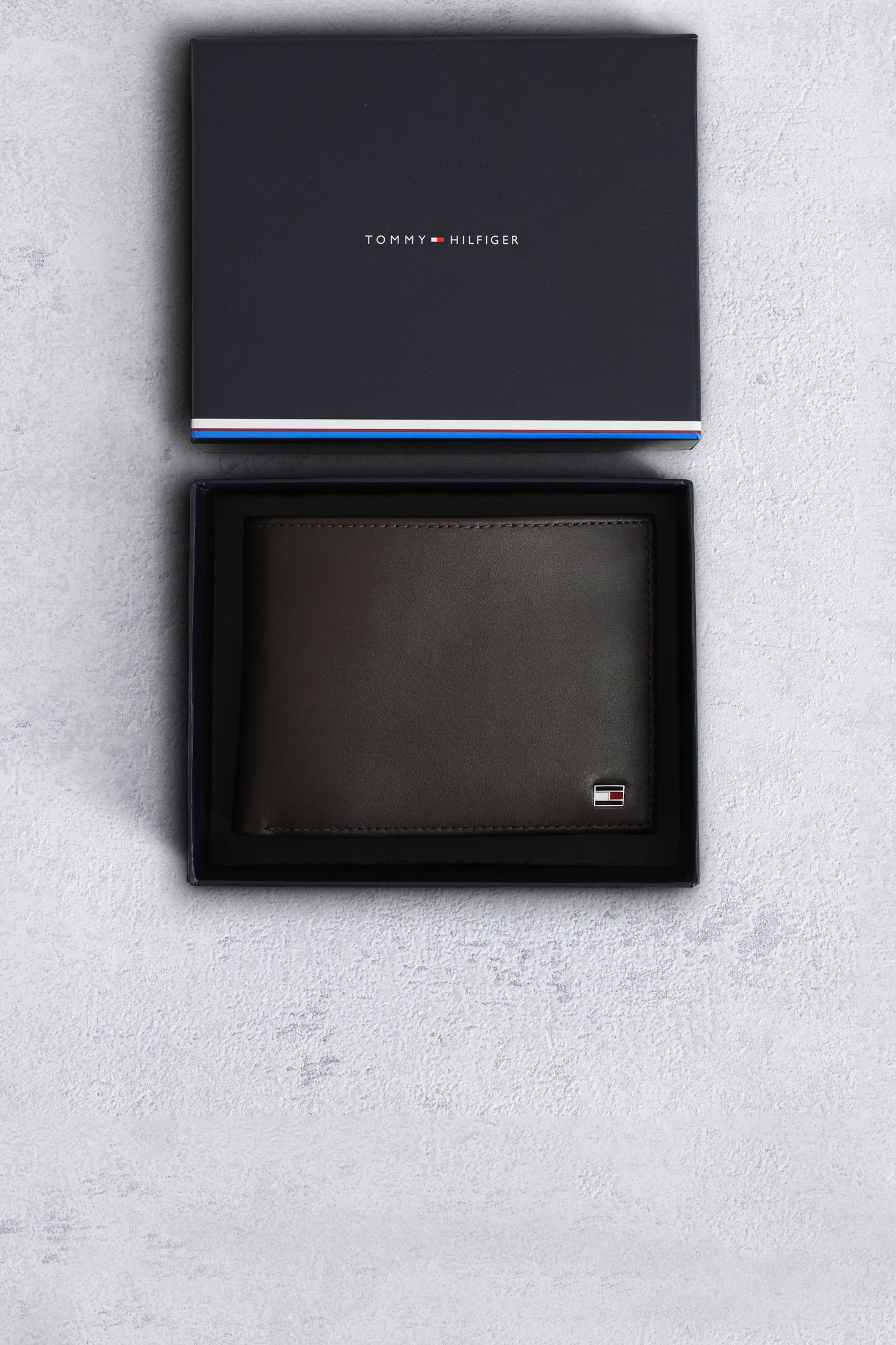 Photo produit 1 de portefeuille en cuir brun de Tommy Hilfiger pour Hommes