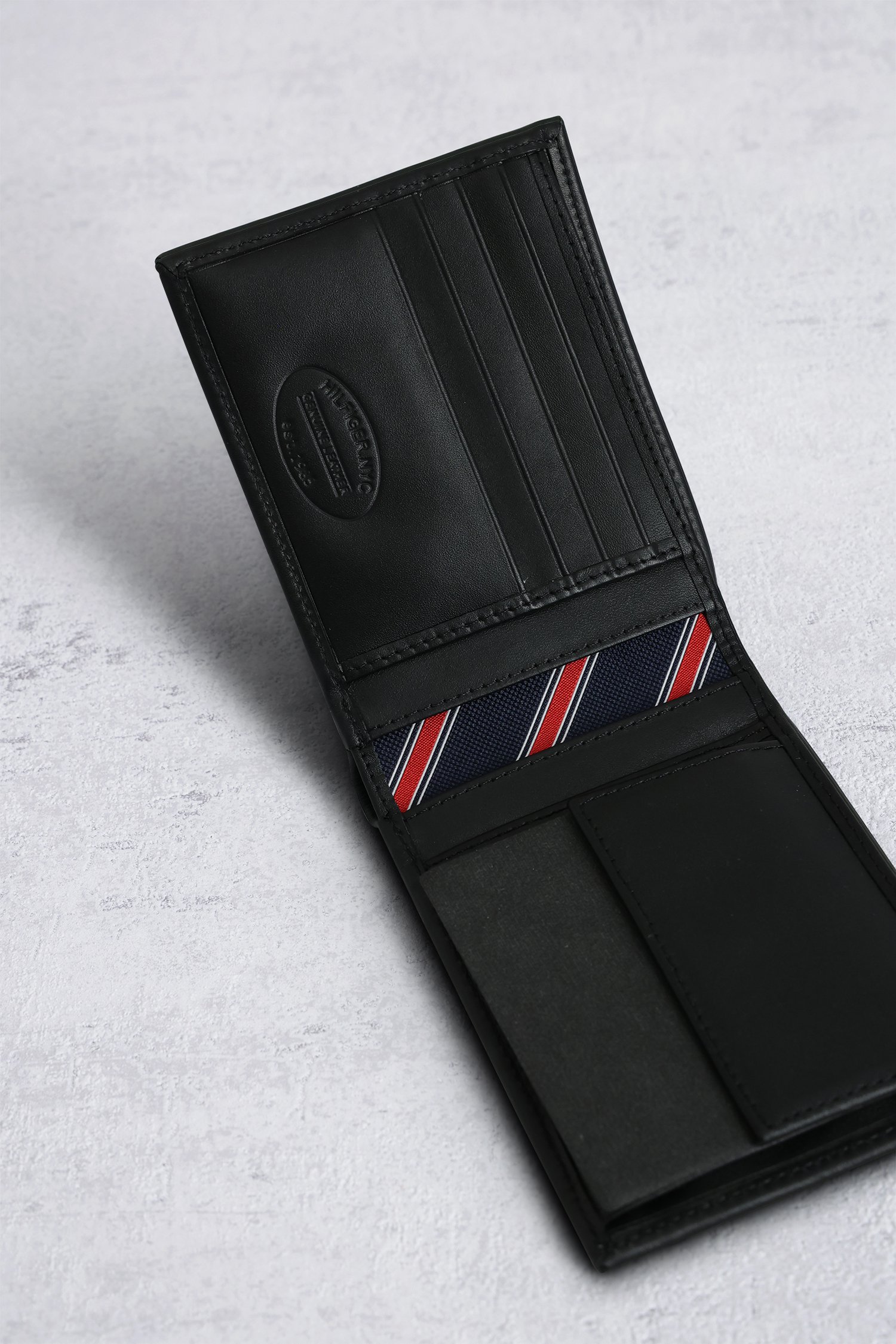Le dos de Portefeuille en cuir noir de Tommy Hilfiger pour Hommes