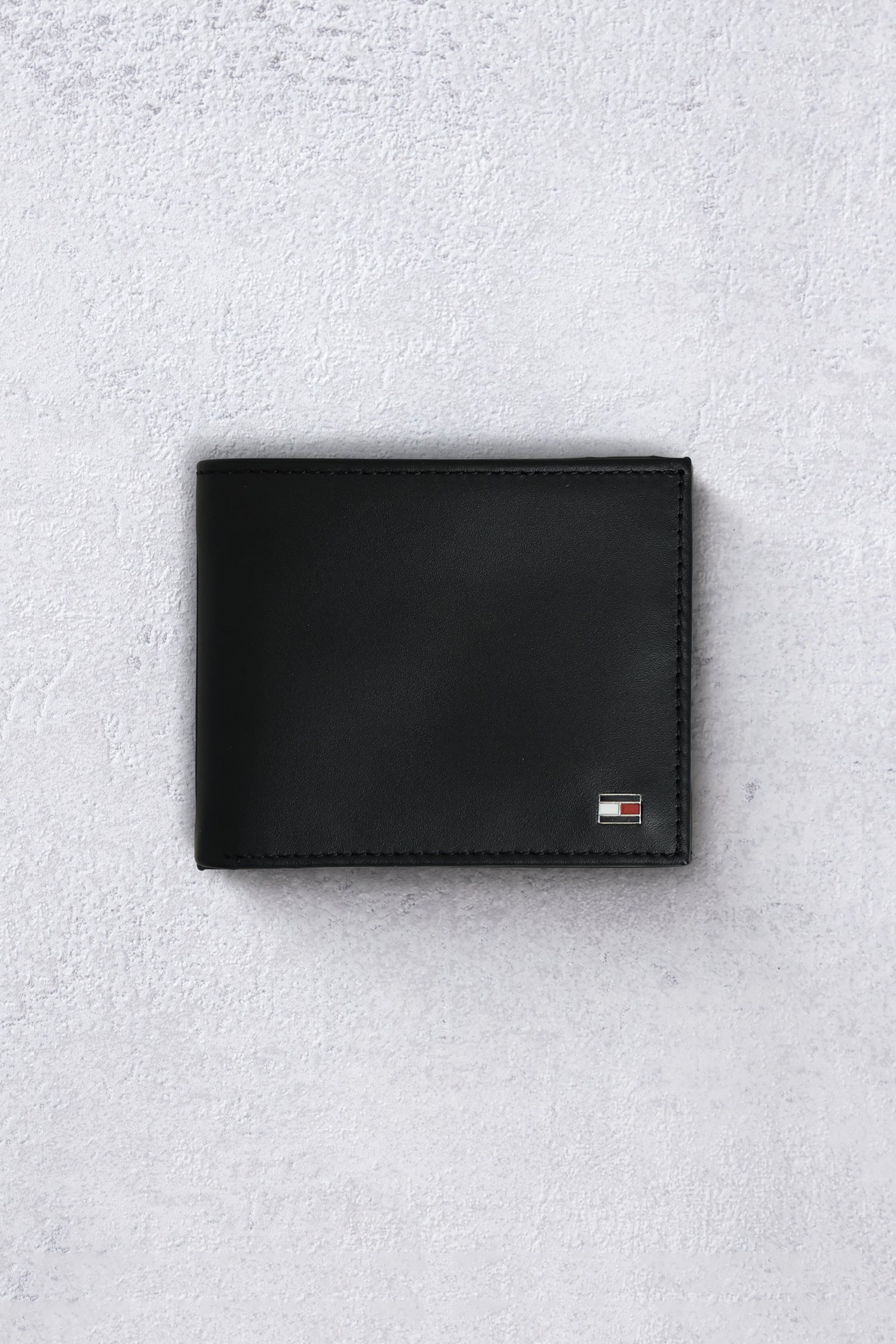 Le devant de Portefeuille en cuir noir de Tommy Hilfiger pour Hommes