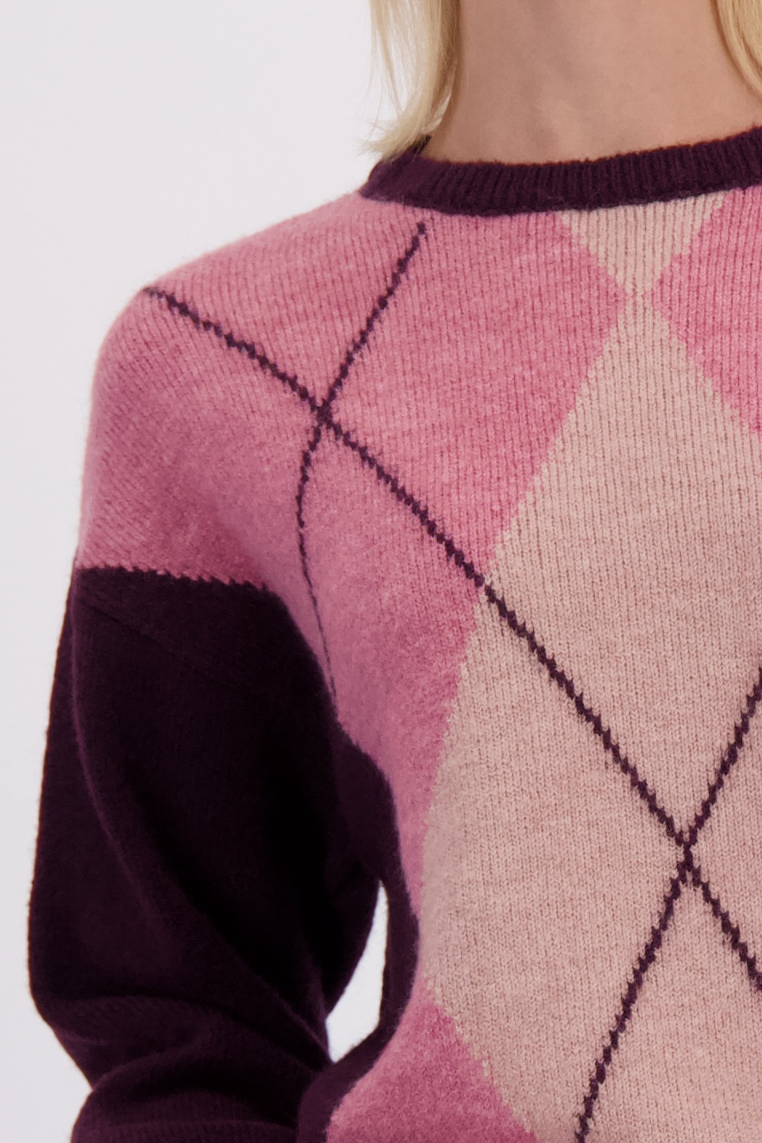 Détail de Pull à carreaux bordeaux et rose de More & More pour Femmes