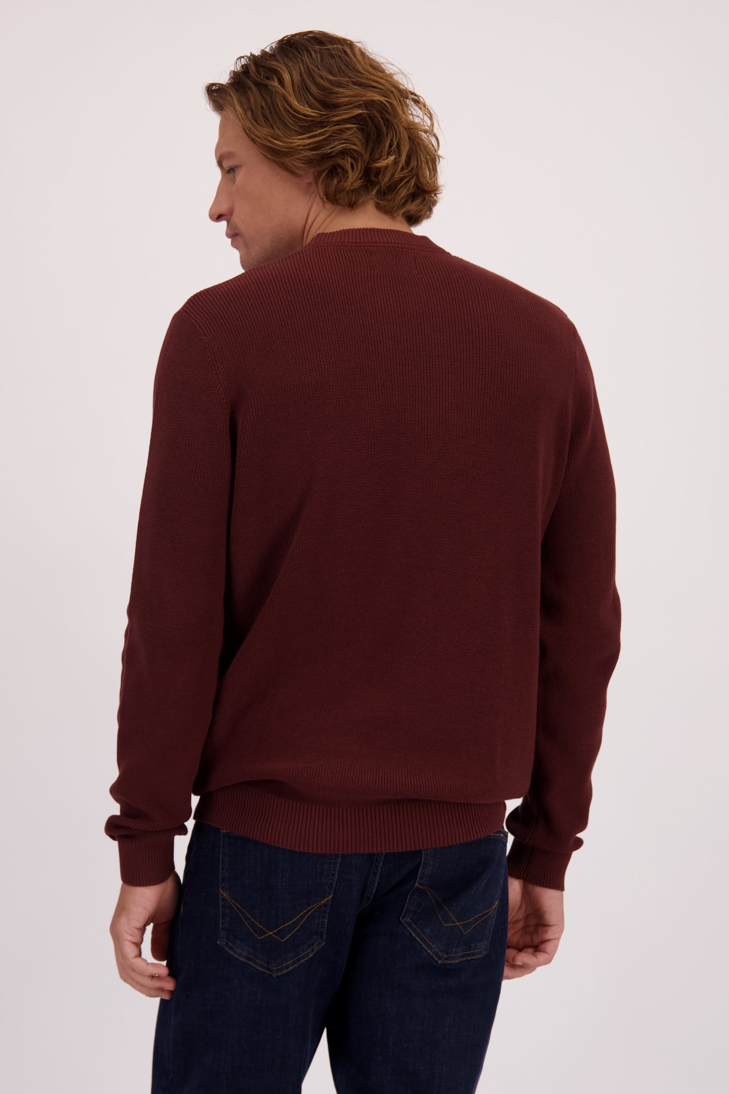 Le dos de Pull à col rond marron de Ravøtt pour Hommes