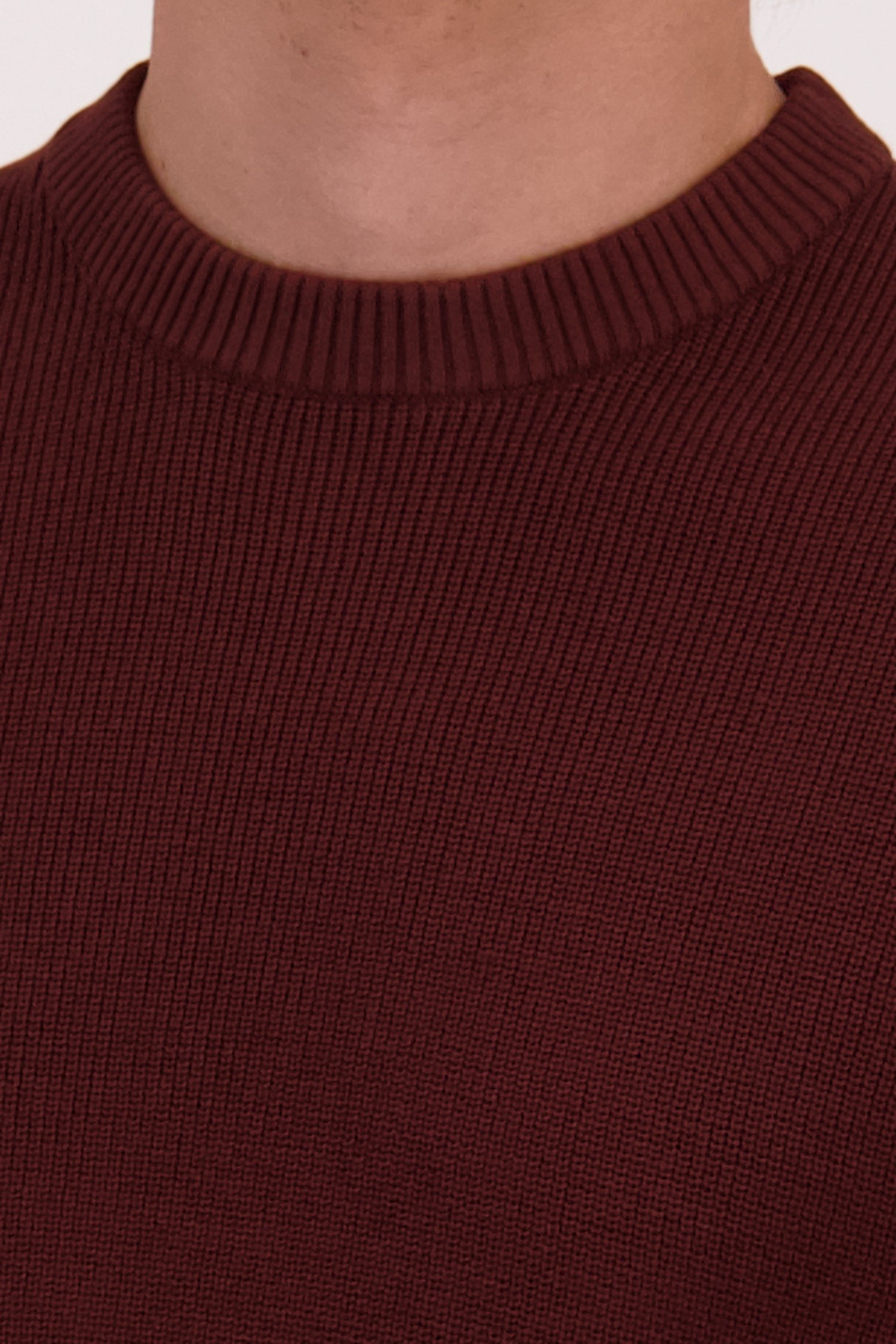 Détail de Pull à col rond marron de Ravøtt pour Hommes