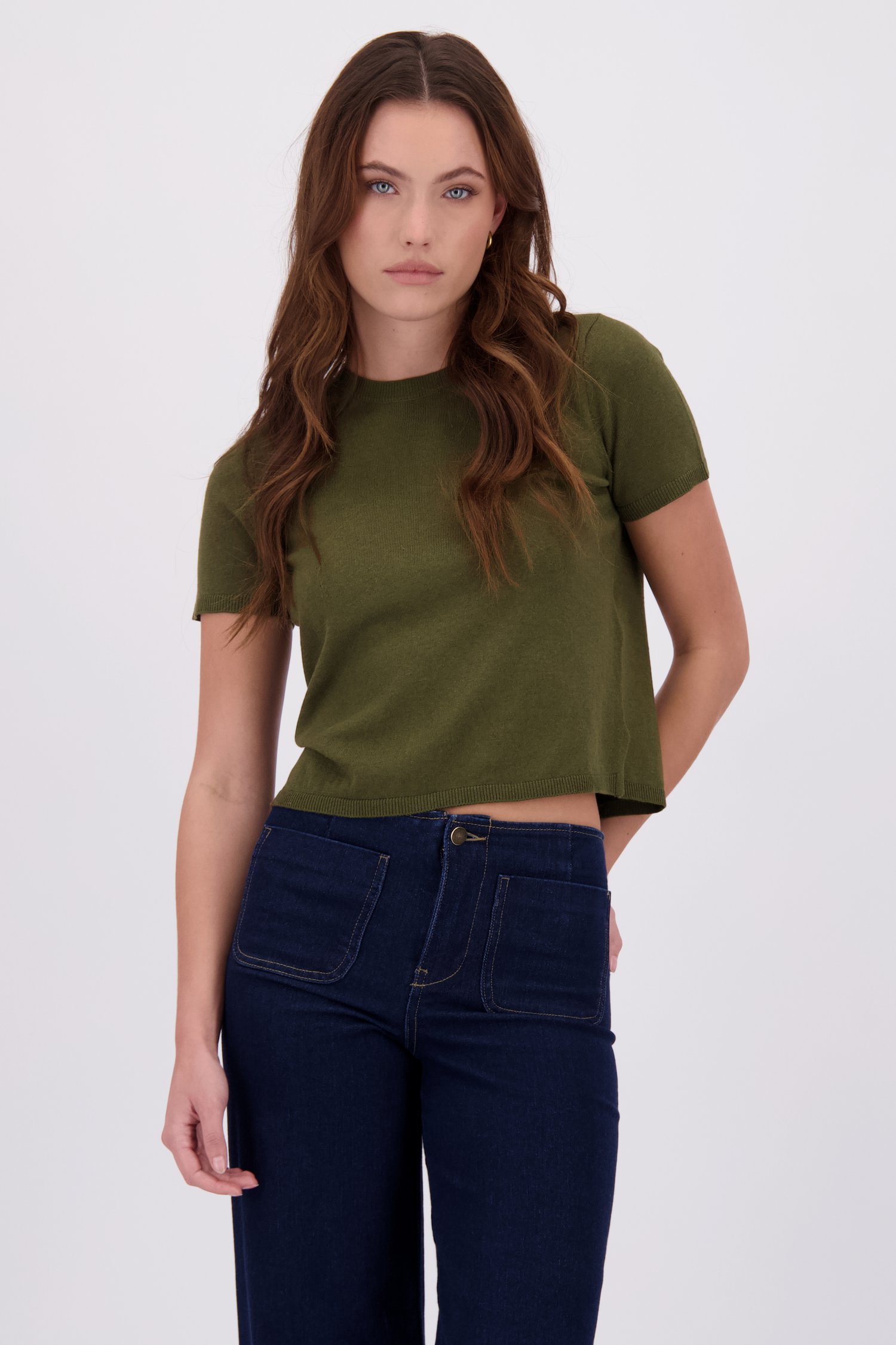 Le devant de Pull à manches courtes kaki de JDY pour Femmes