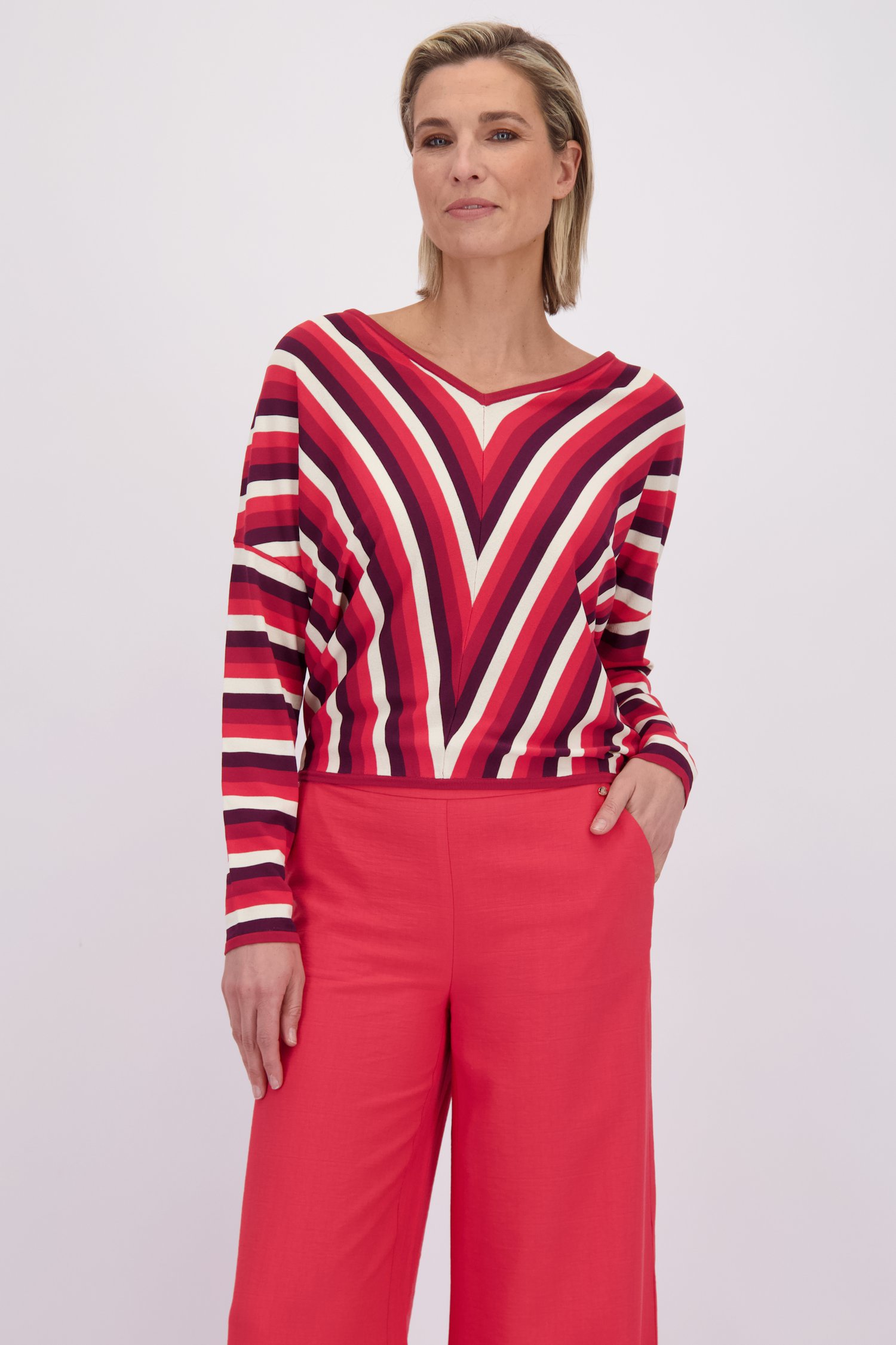 Le devant de Pull à rayures rouges et bordeaux de Claude Arielle pour Femmes