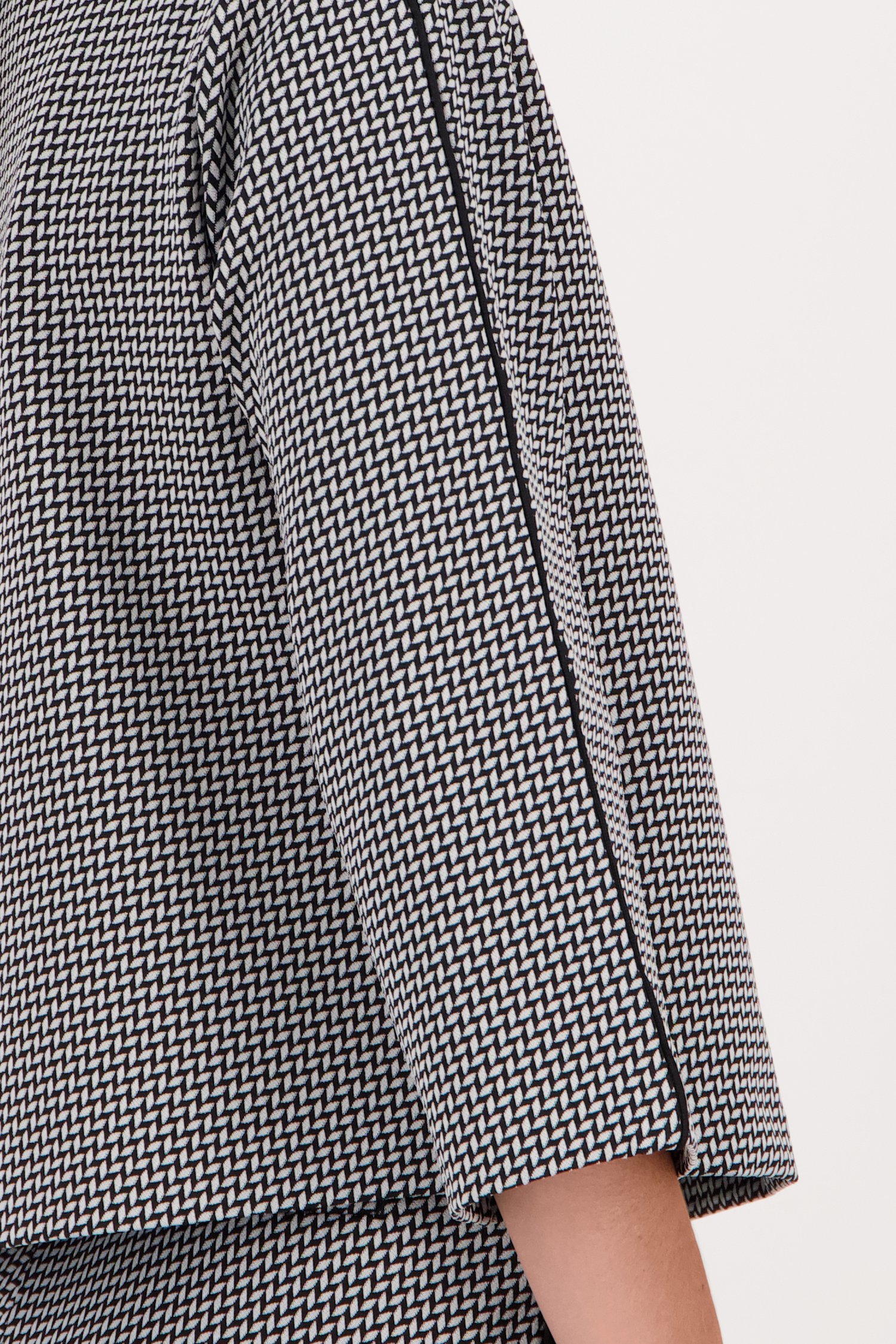 Pull avec un fin motif noir et blanc de D'Auvry pour Femmes