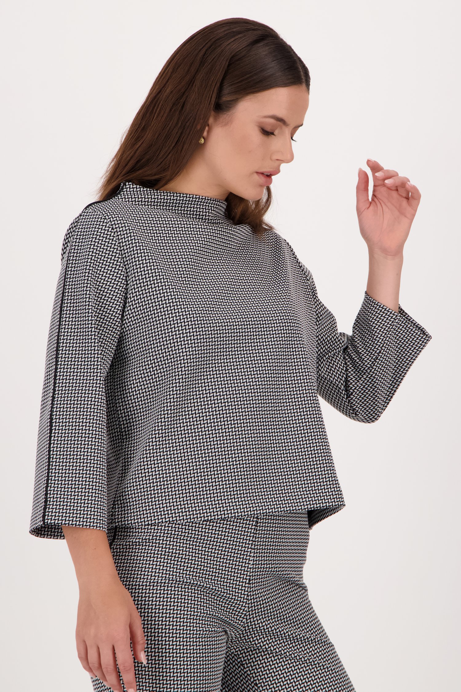 Pull avec un fin motif noir et blanc de D'Auvry pour Femmes