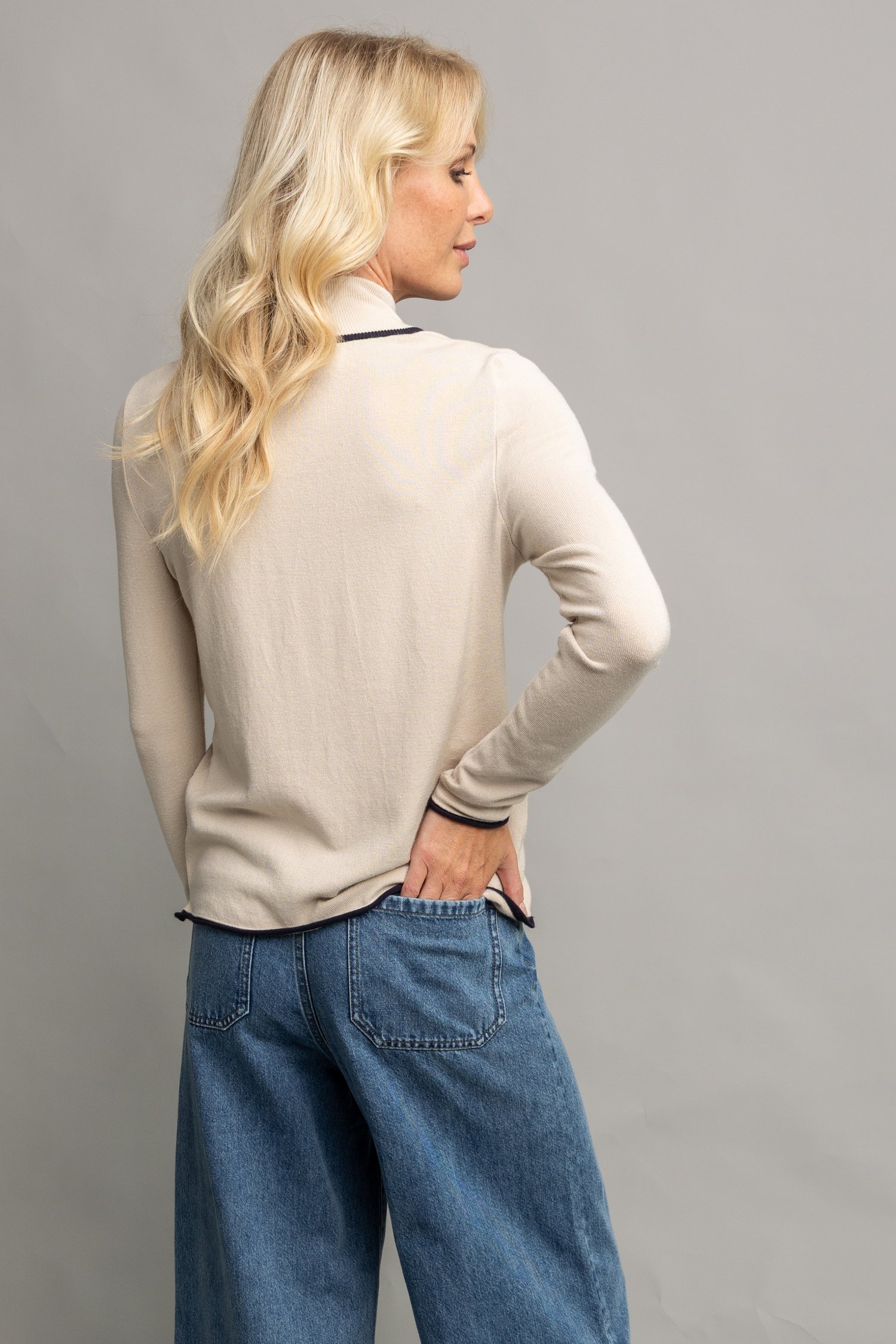 Le dos de Pull beige à col montant de AC by Annelien Coorevits pour Femmes