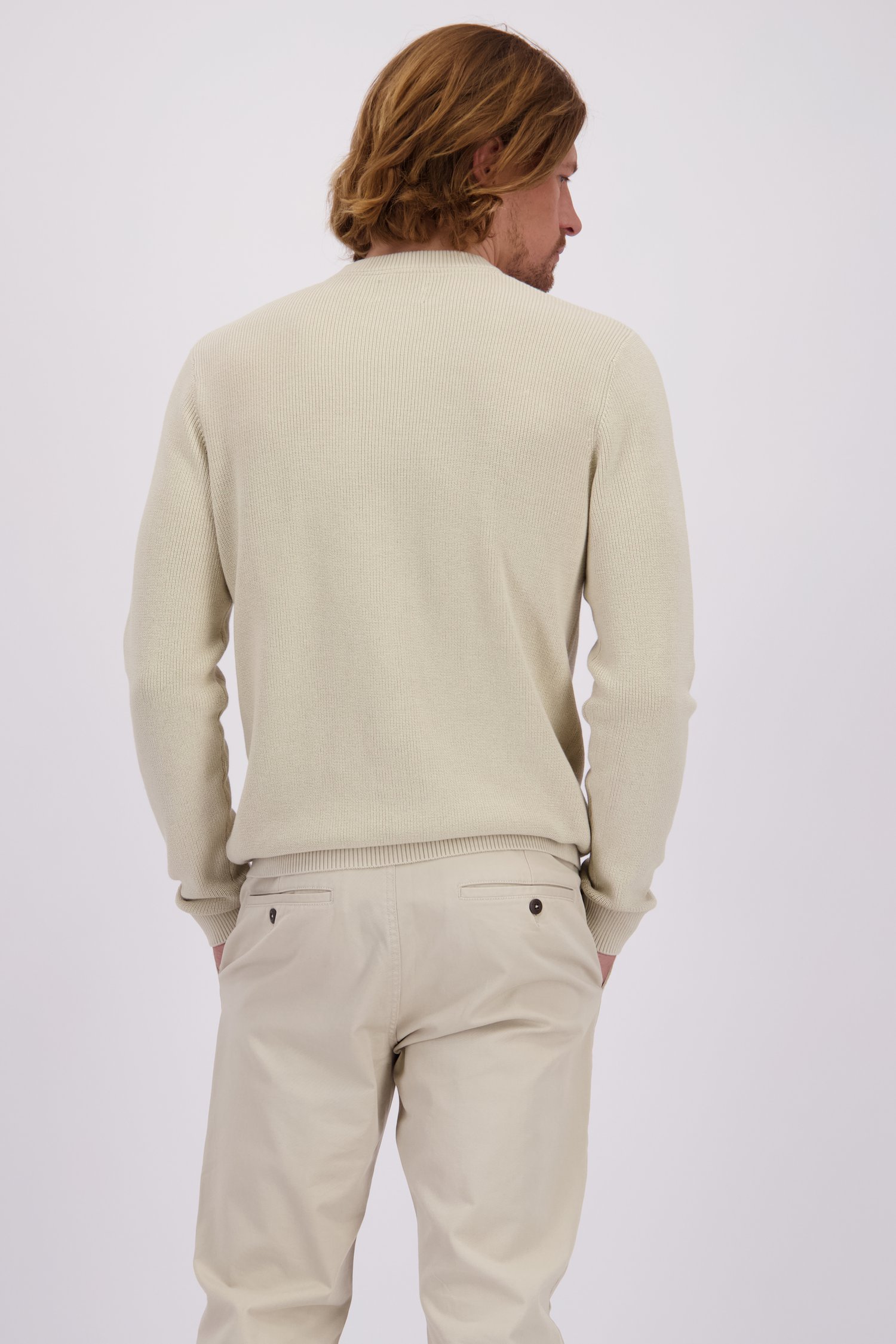 Le dos de Pull beige à col rond de Ravøtt pour Hommes
